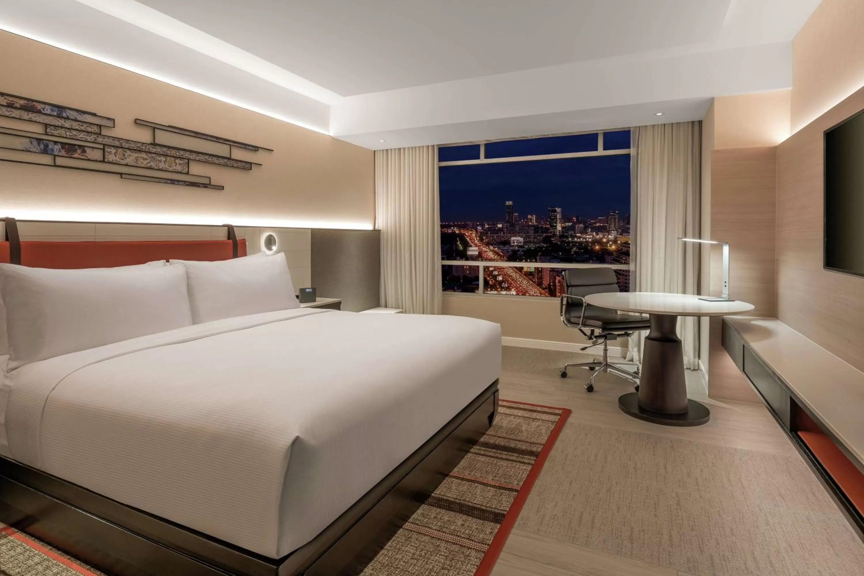 Deluxe King Room in DoubleTree by Hilton Bangkok Ploenchit