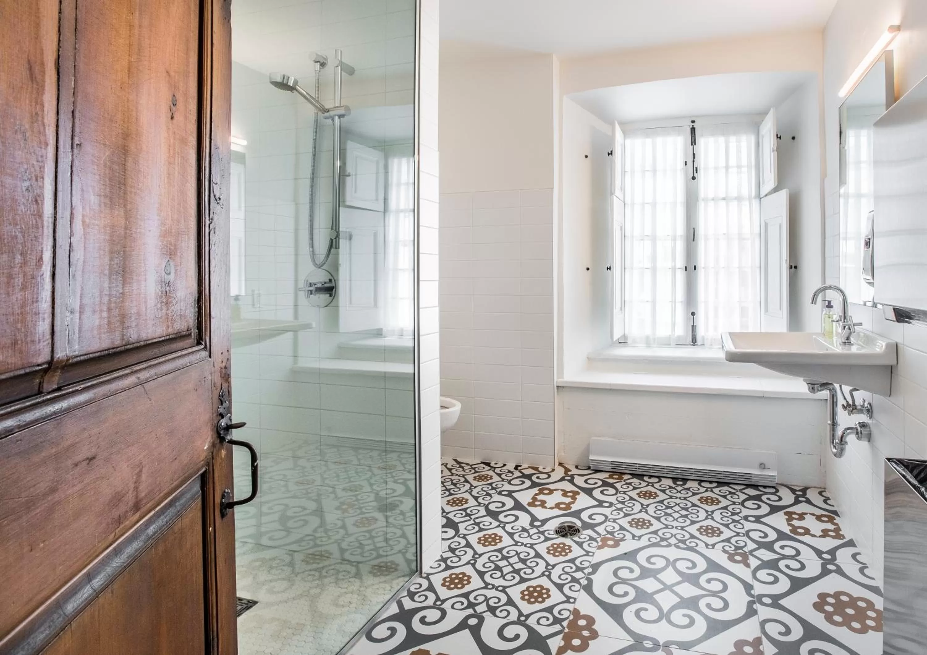 Authentic Single Room with Shared Bathroom - single occupancy in Monastère des Augustines