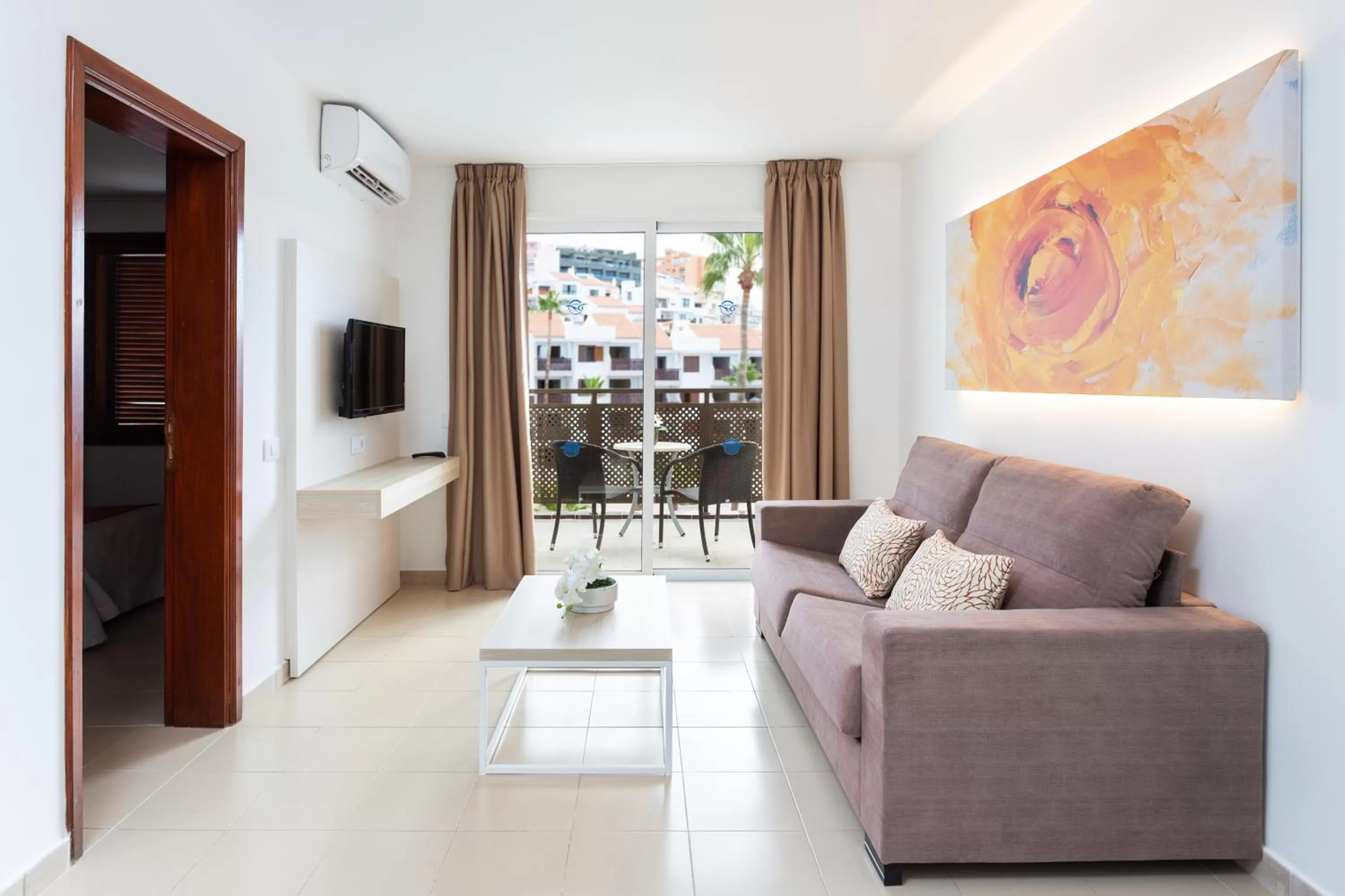 One-Bedroom Apartment (3 Adults + 1 Child) in Globales Tamaimo Tropical