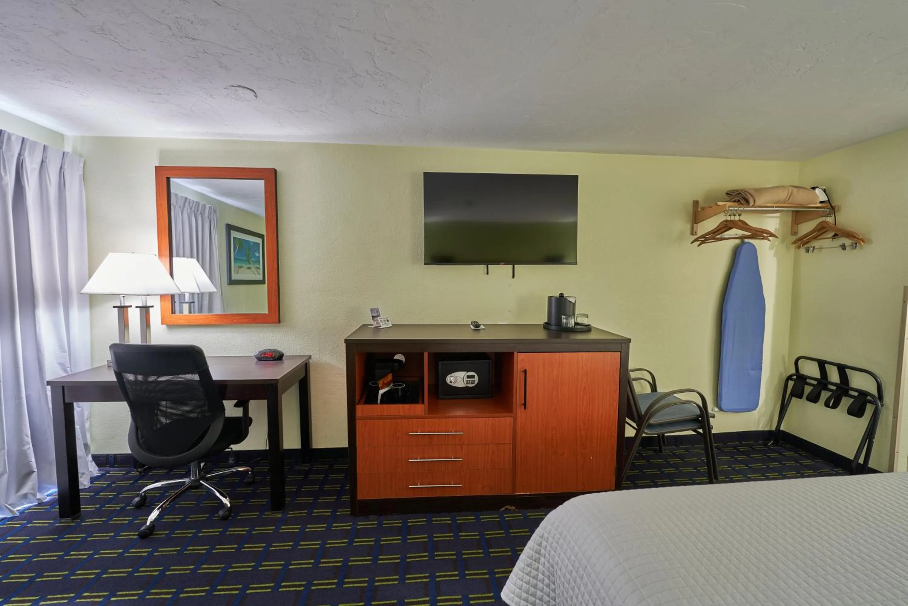  Standard King Room with Sofa Smoke Free in The Mariner Resort Cape Cod by The Red Collection