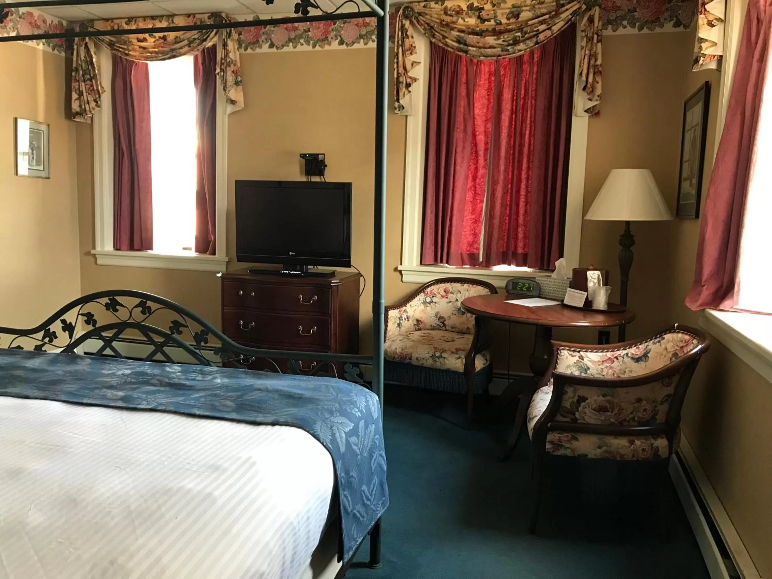 Deluxe King Room in Waynebrook Inn