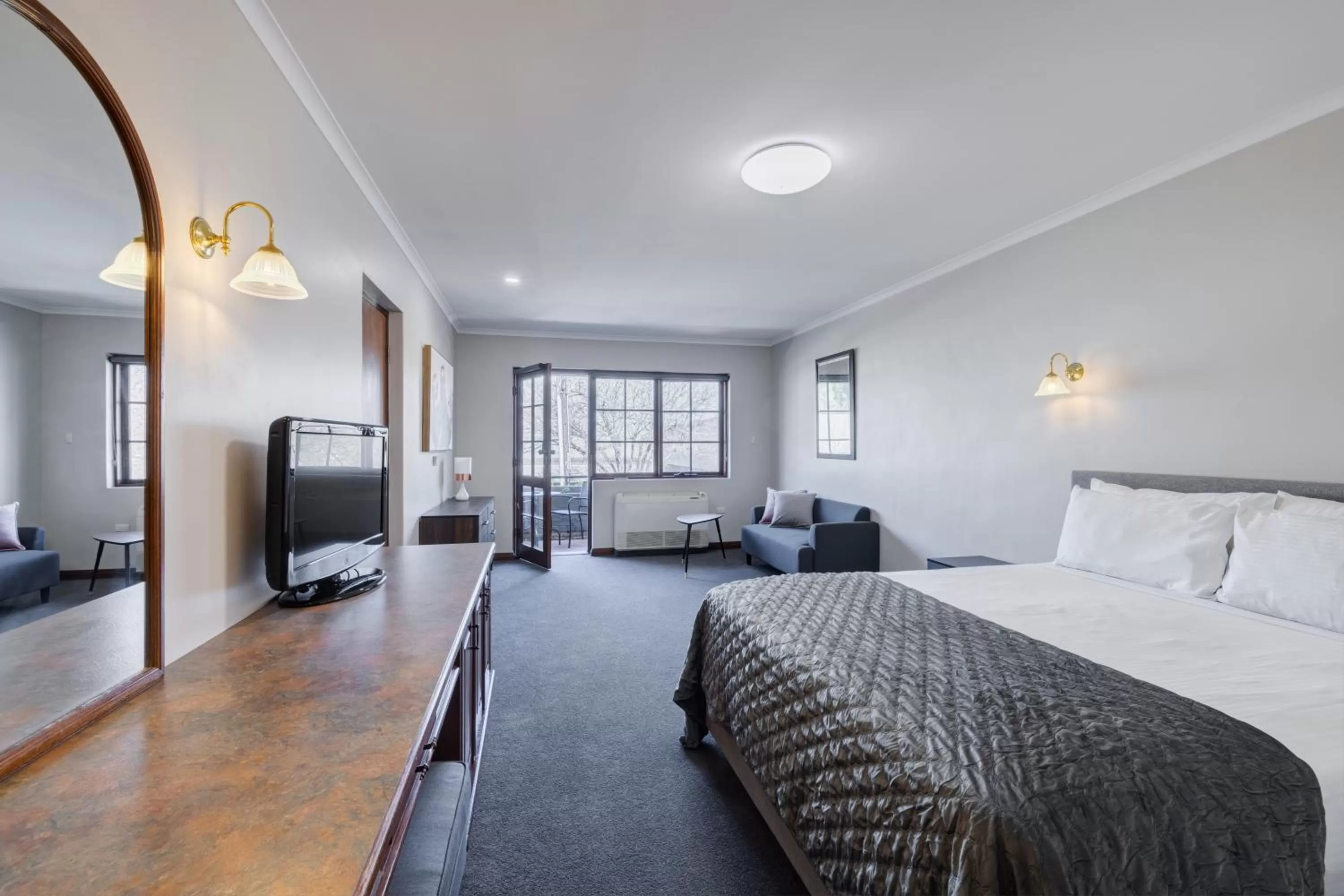 Deluxe Spa Balcony in Adelaide Inn