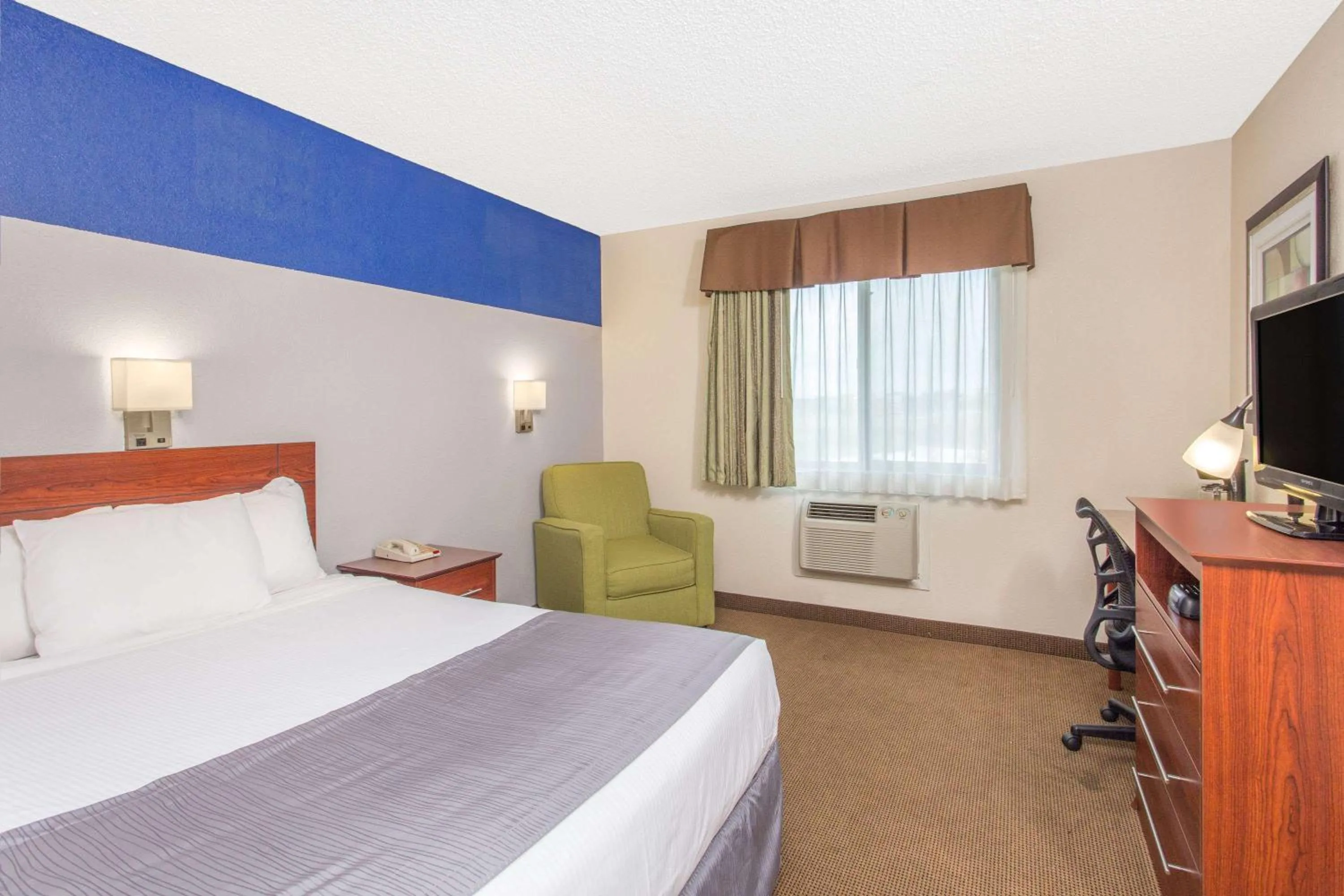 Queen Room - Accessible/Non-Smoking in Baymont by Wyndham Dubuque