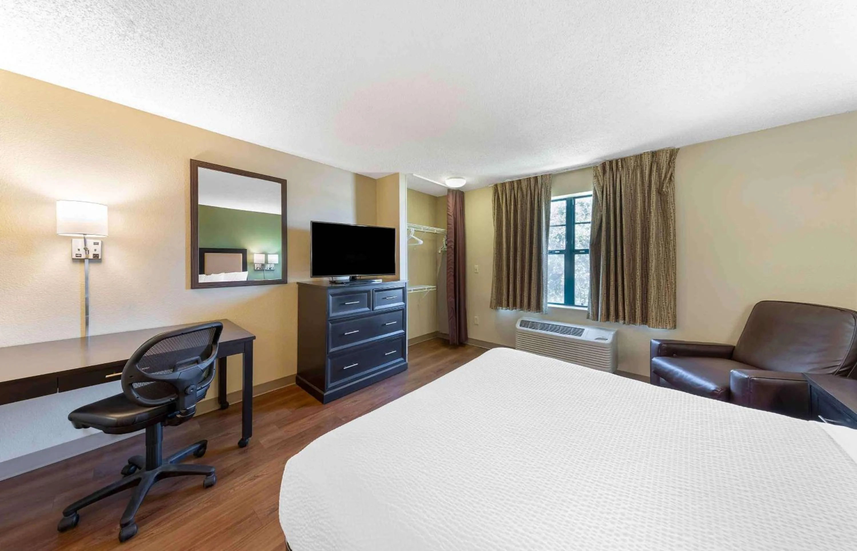 Queen Studio - Non-Smoking in Extended Stay America Select Suites - Greensboro - Wendover Ave - Big Tree Way