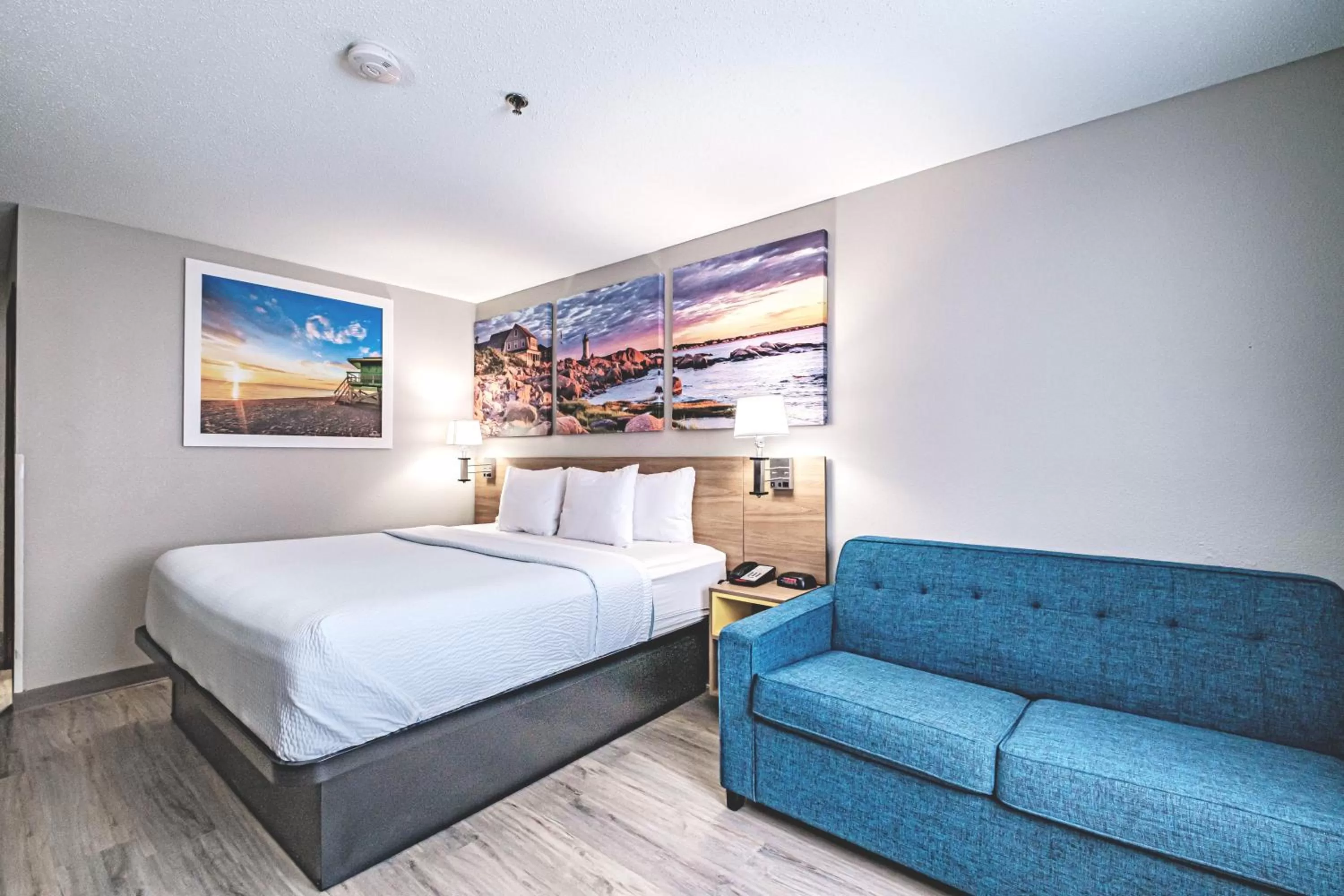 Standard Room with King Bed - Non-Smoking in Days Inn by Wyndham Brunswick Bath Area