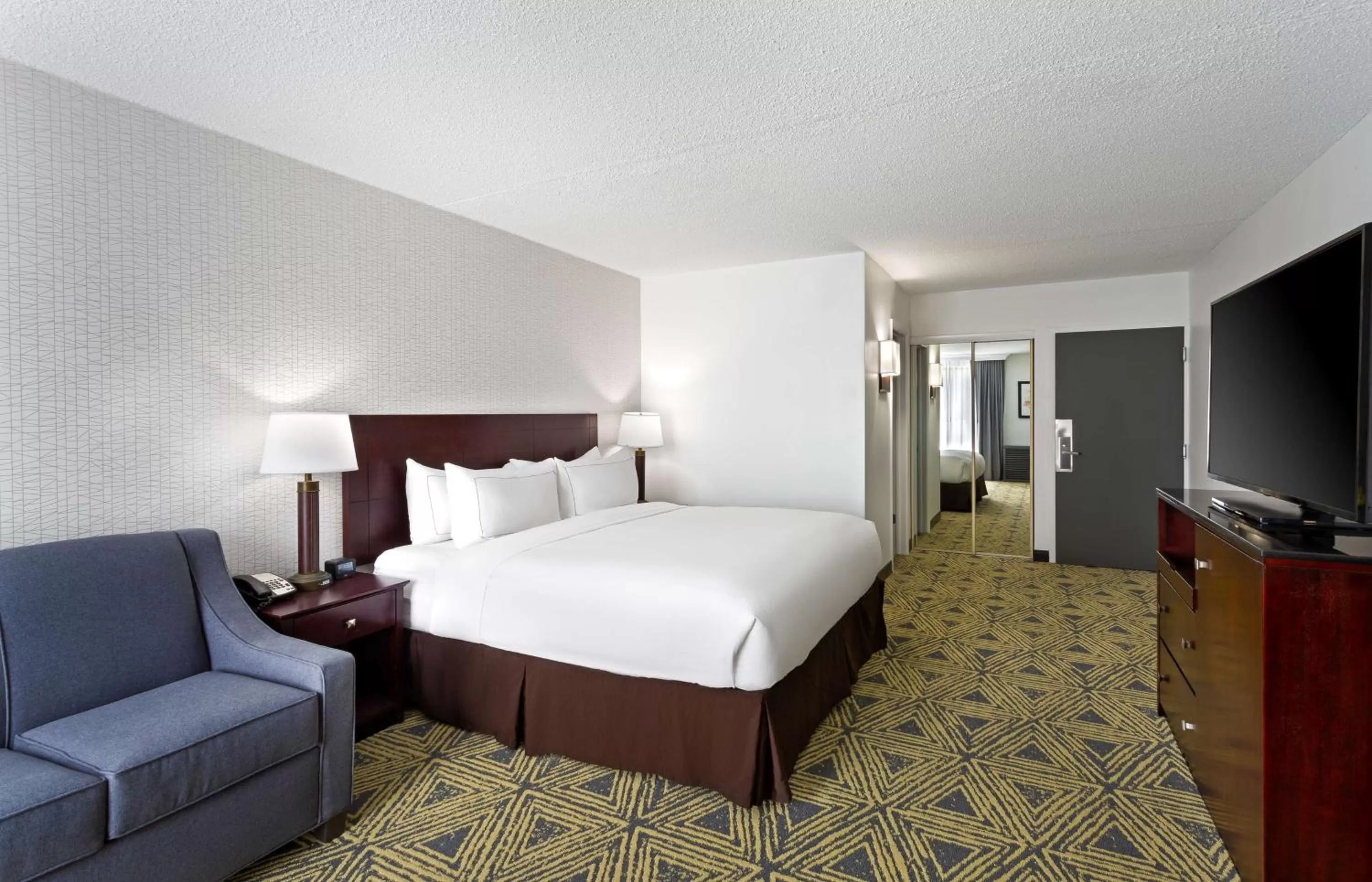 King Room with Sofa Bed - Non-Smoking in DoubleTree by Hilton Washington Meadow Lands Casino Area