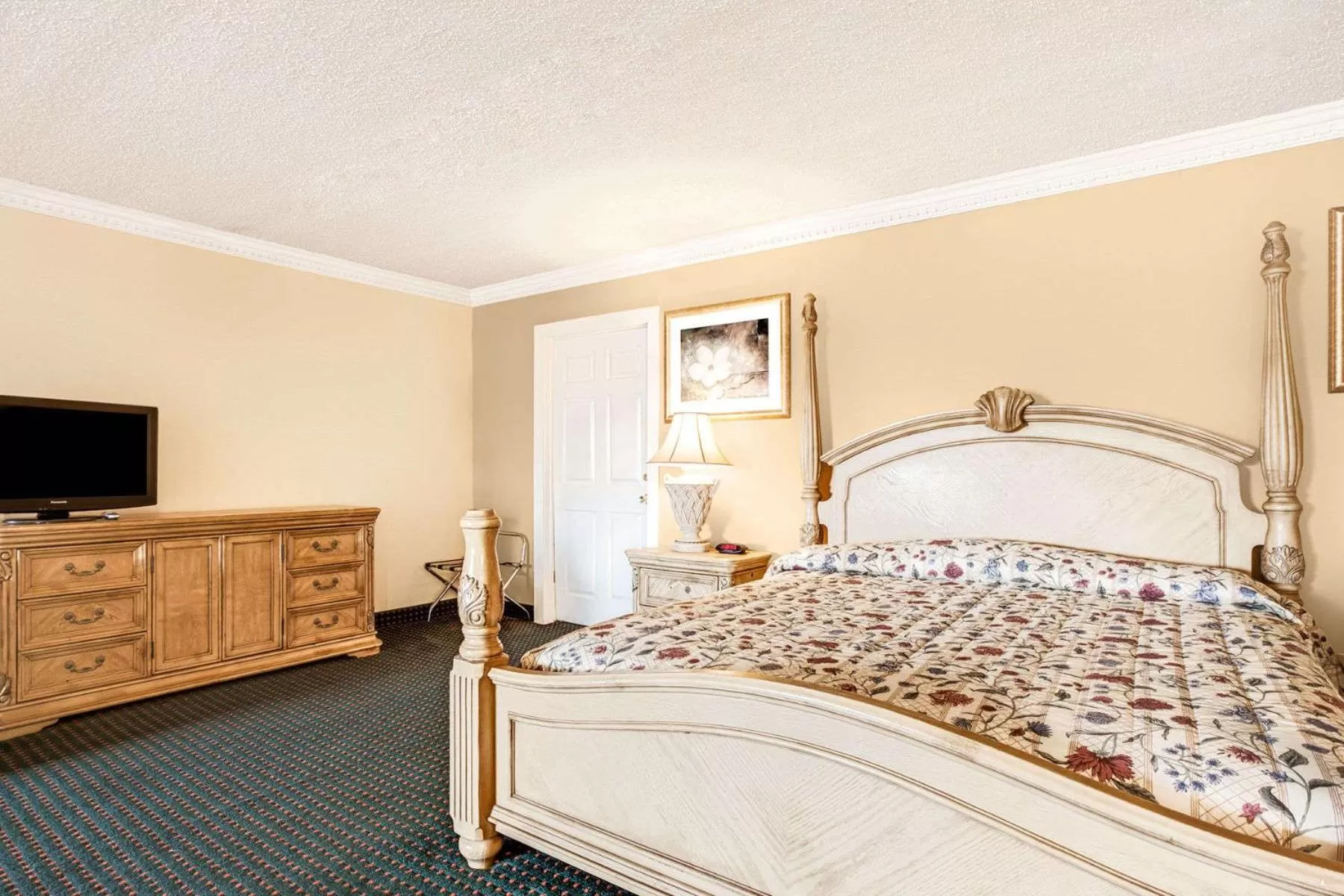 Deluxe King Suite in Knights Inn Mount Laurel