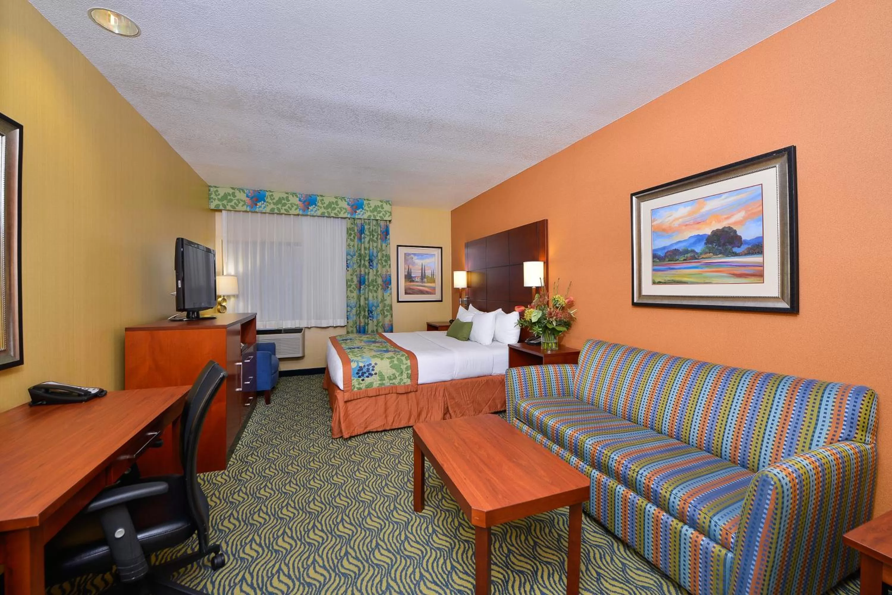 King Room with Sofa Bed - Non-Smoking in Best Western PLUS Fresno Inn