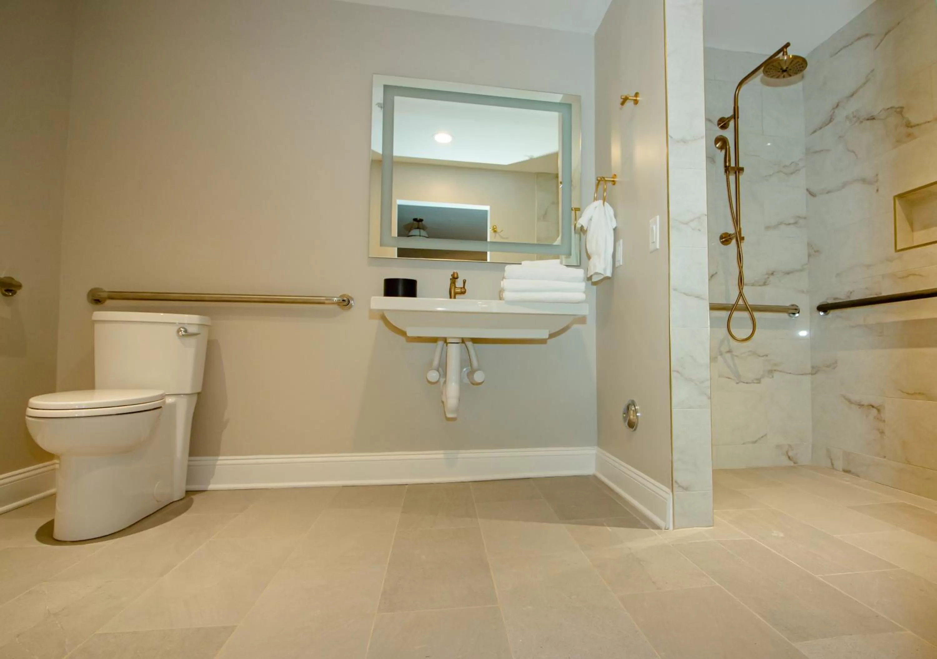 Queen Room - Disability Access in The Colonial Inn, an Ascend Collection Hotel