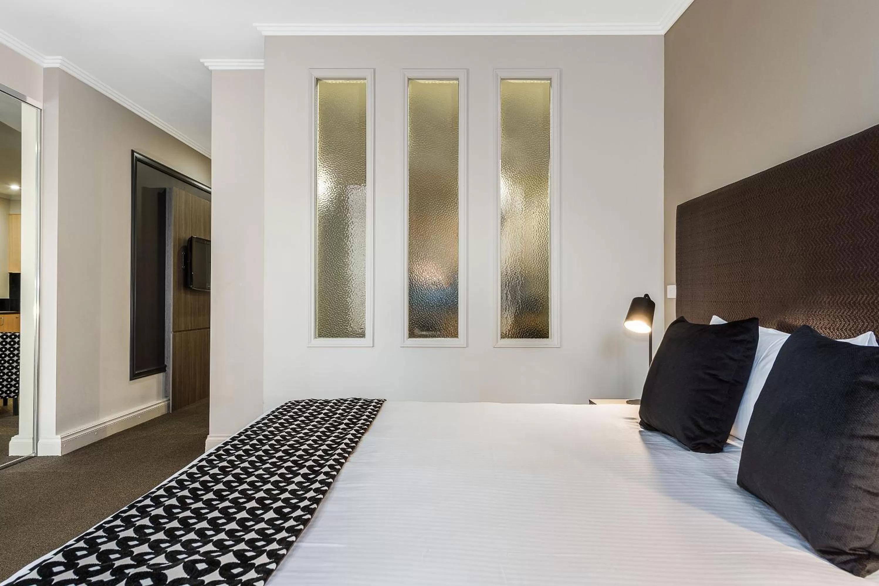 Two-Bedroom Dual Key Apartment - Weekly Housekeeping in Mantra on Little Bourke Melbourne