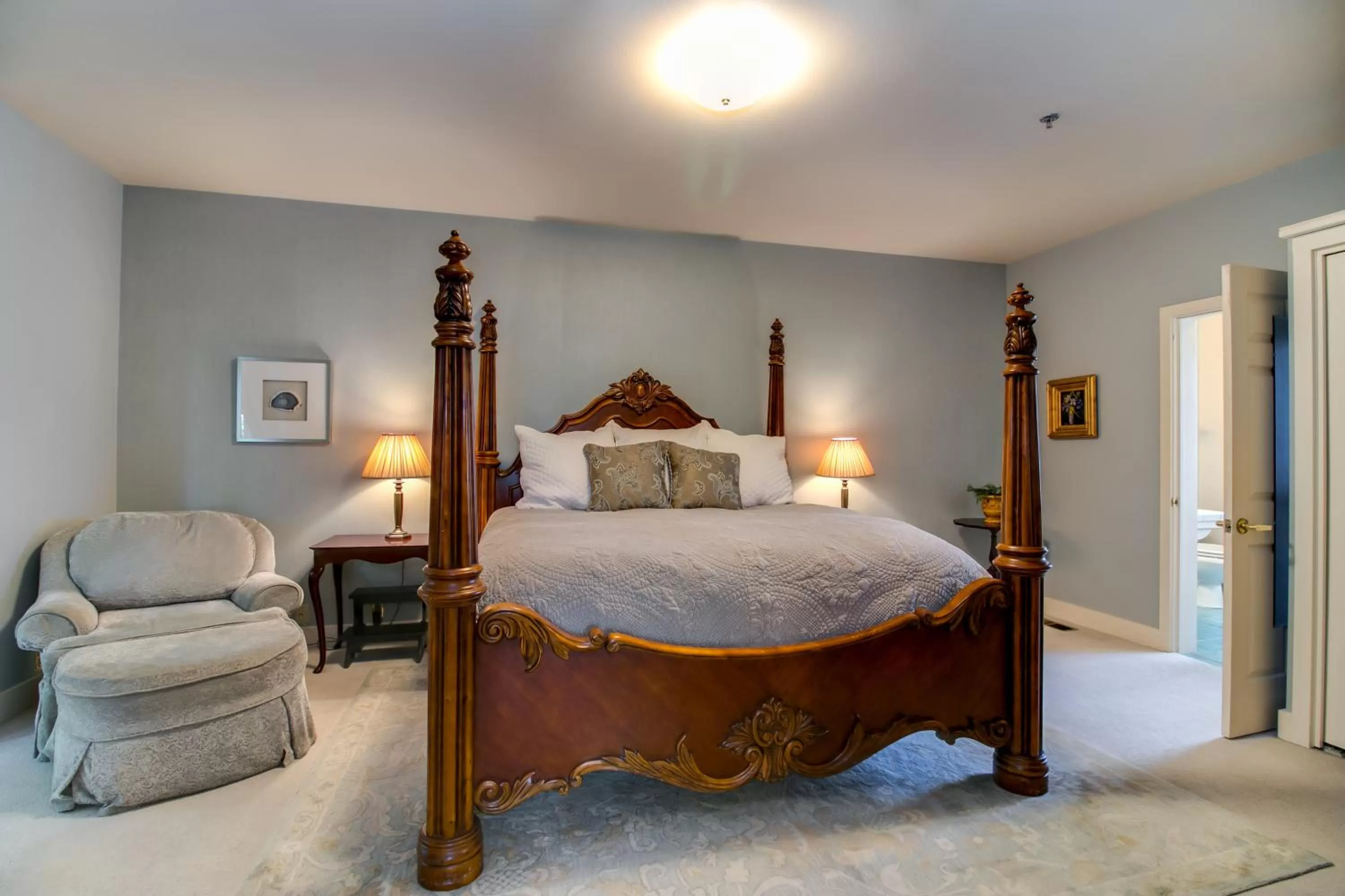 Deluxe King Suite in Winchester Inn