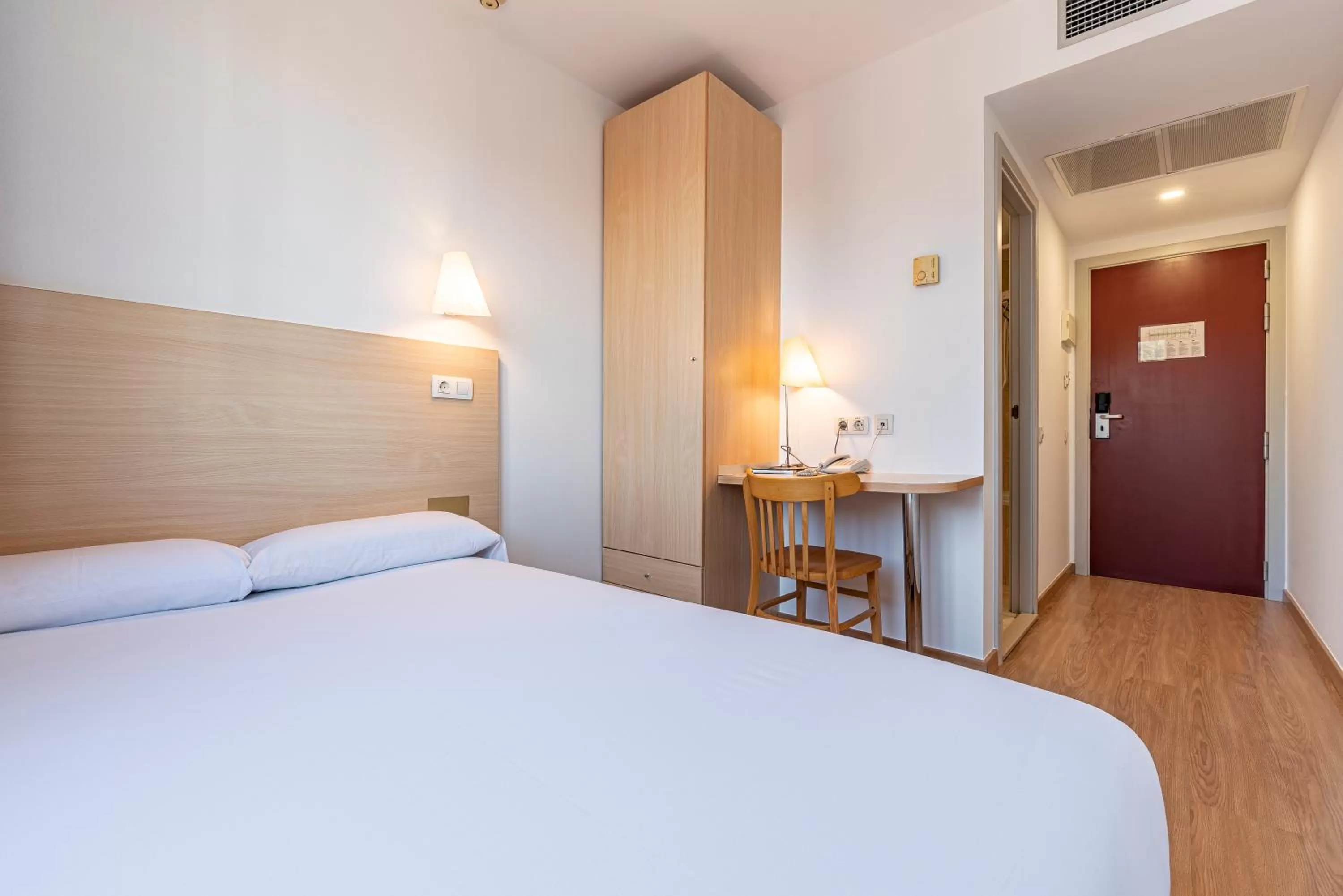 Standard Queen Room - single occupancy in Hotel Basic