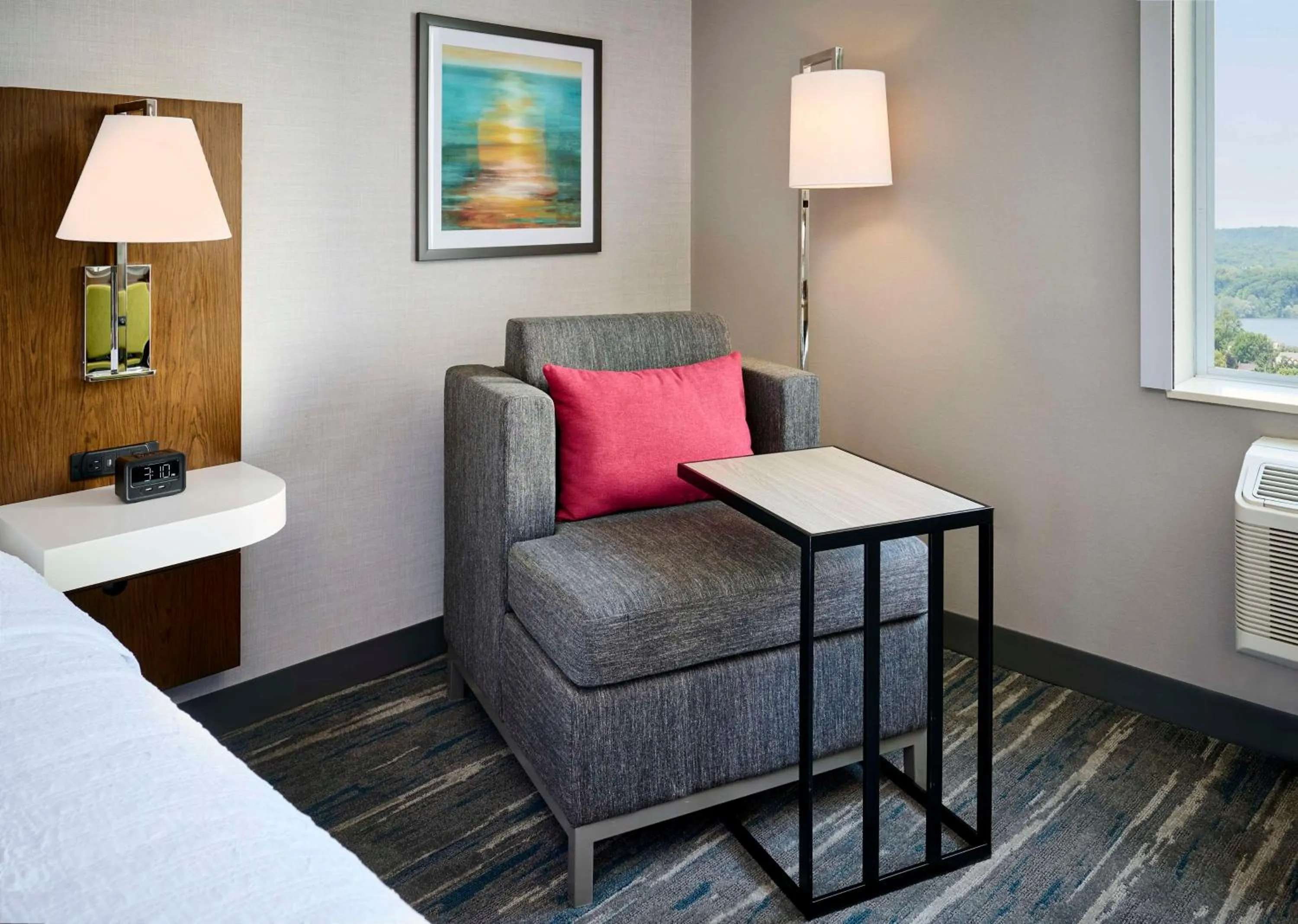 King Room with Bath Tub - Disability Access in Hampton Inn By Hilton Hamilton