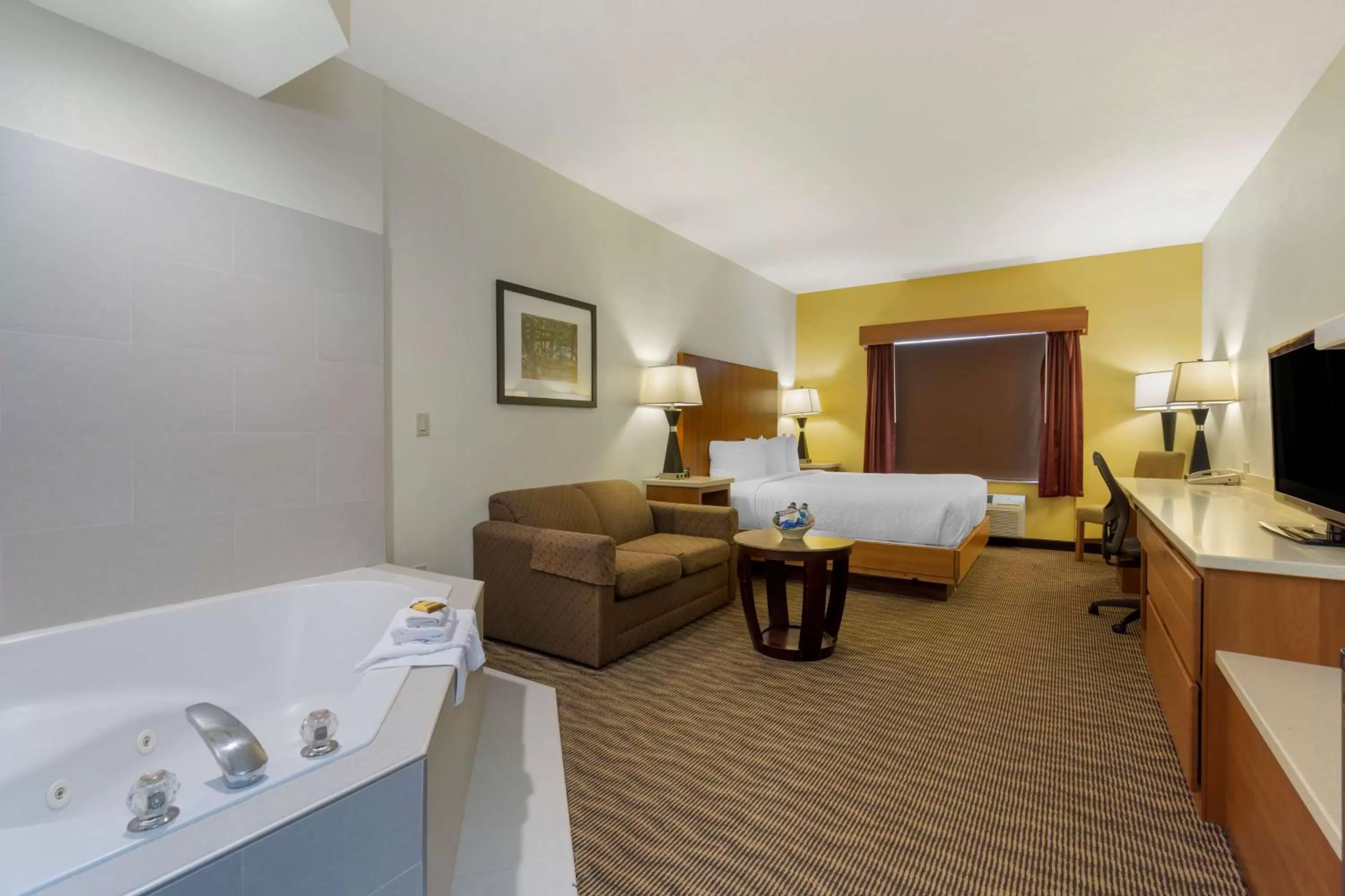 King Room with Spa Bath in Best Western Plus Park Place Inn & Suites