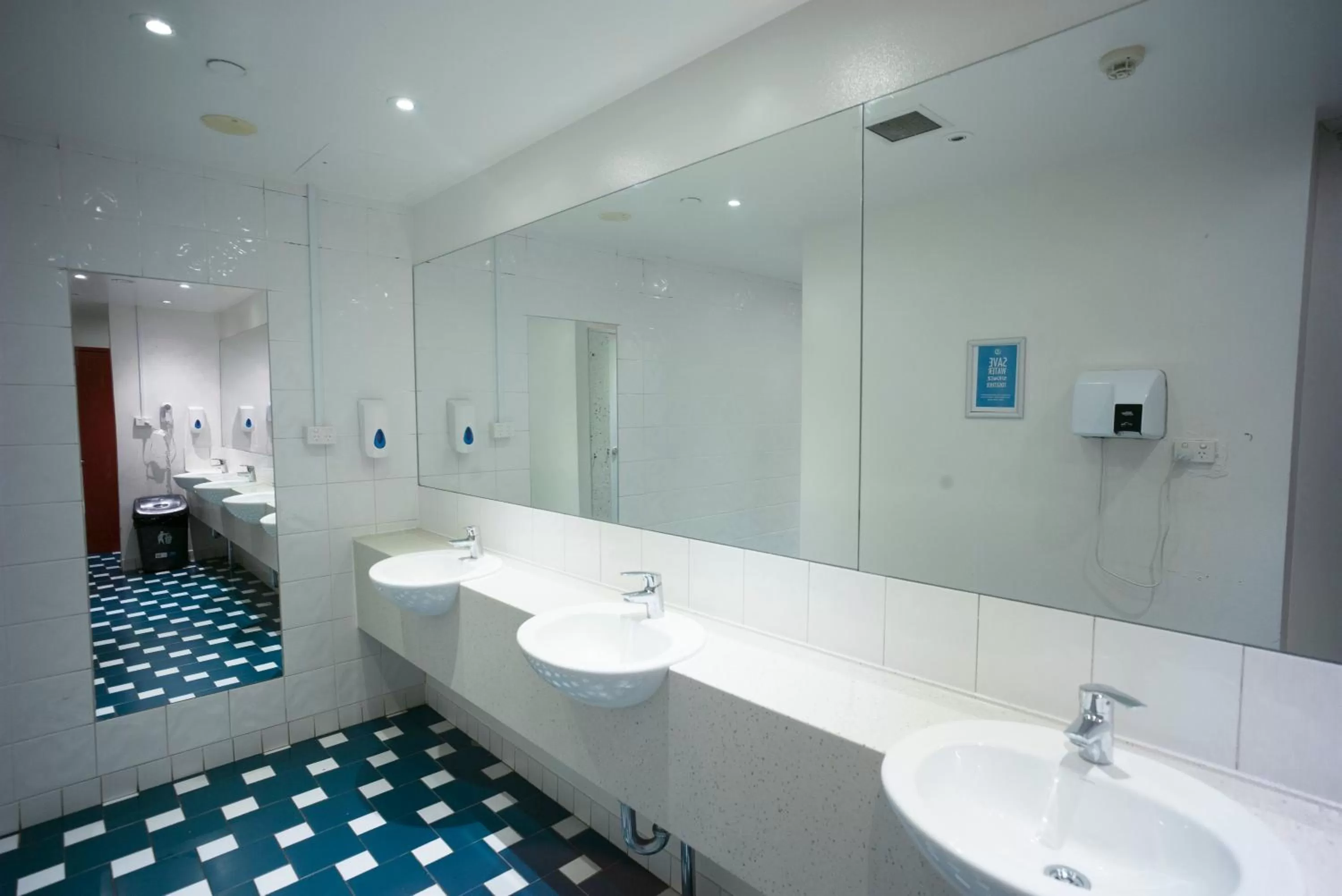 Twin Room with Shared Bathroom in Sydney Central YHA