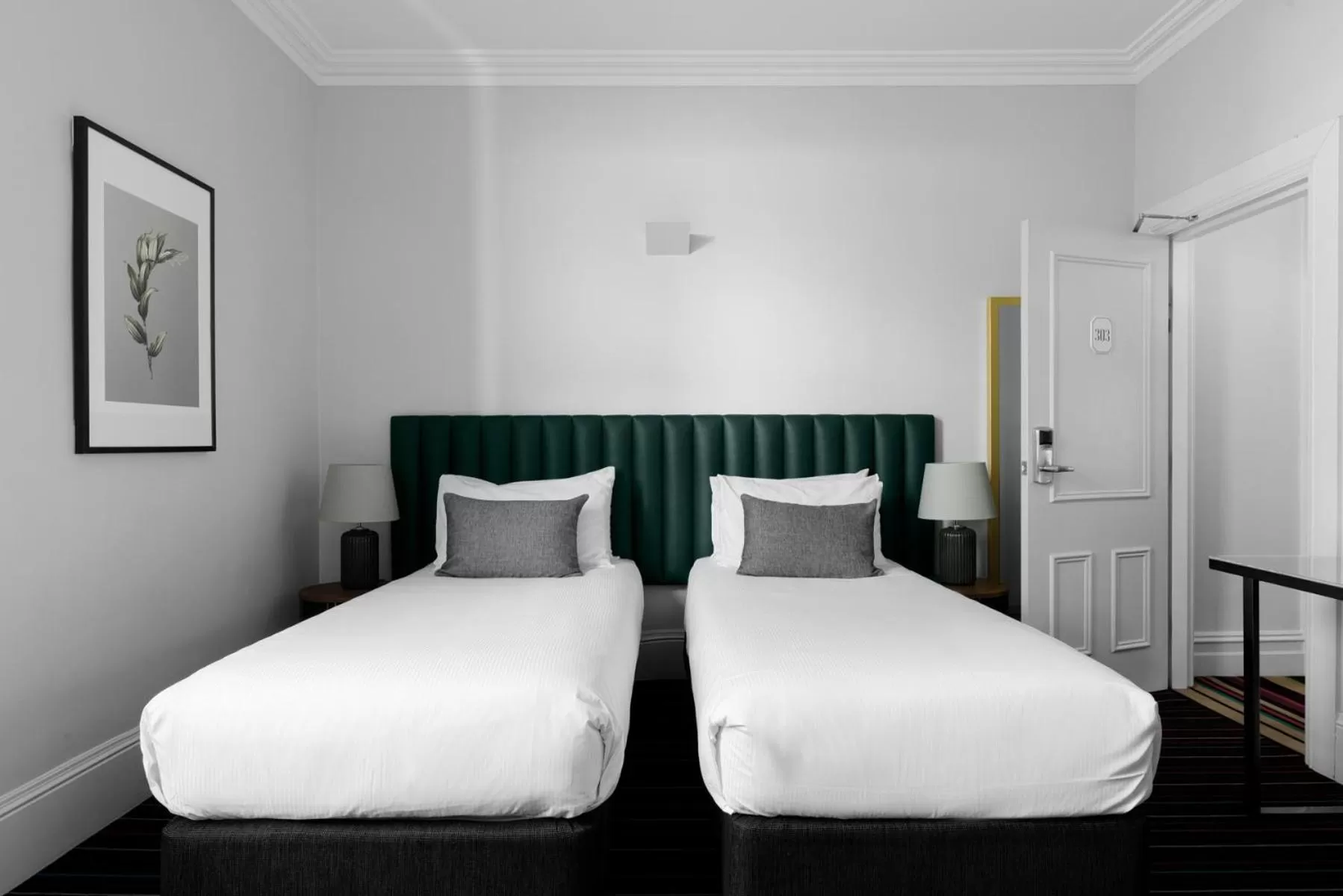 Deluxe Twin Room in Hotel Challis Potts Point