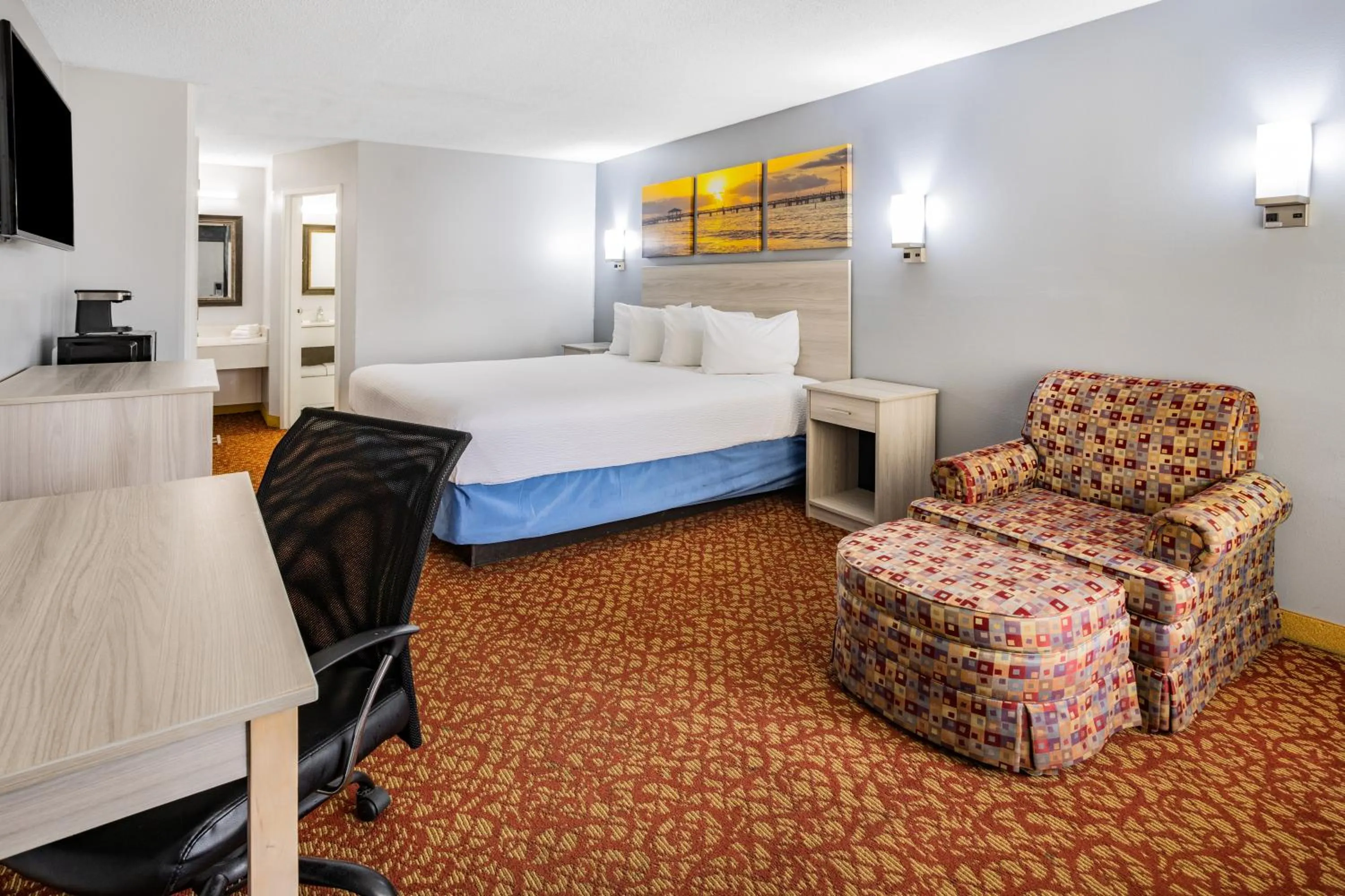 King Room - Non-Smoking in Days Inn & Suites by Wyndham Colonial