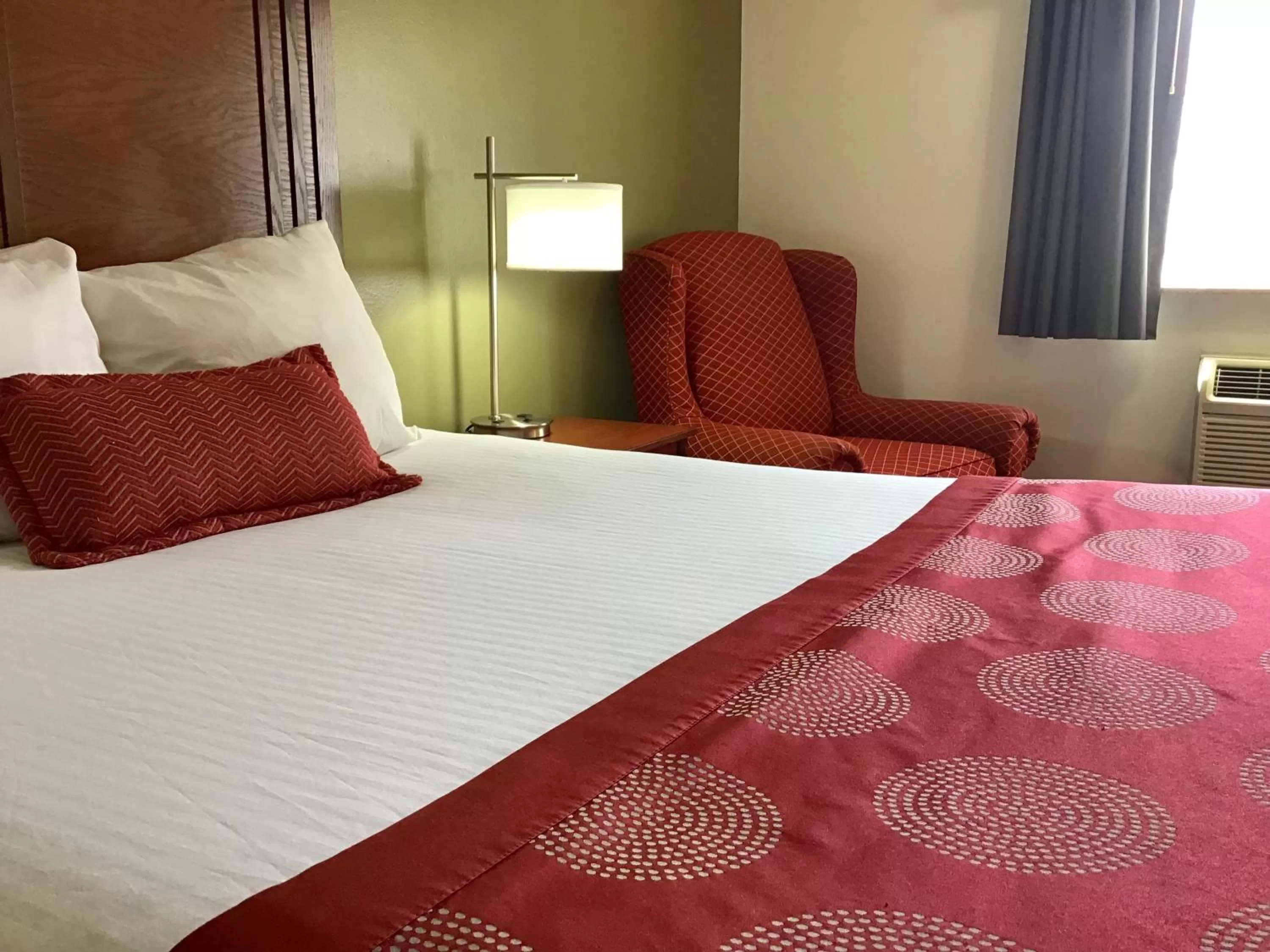 Queen Studio Suite with Roll-In Shower - Mobility Accessible/Non-Smoking in Baymont by Wyndham Bozeman