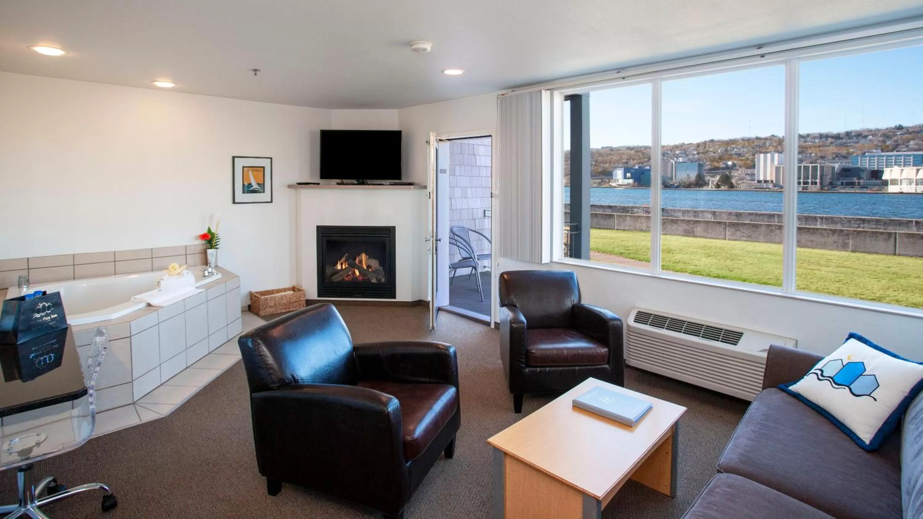 Executive Suites with Bridge View in South Pier Inn