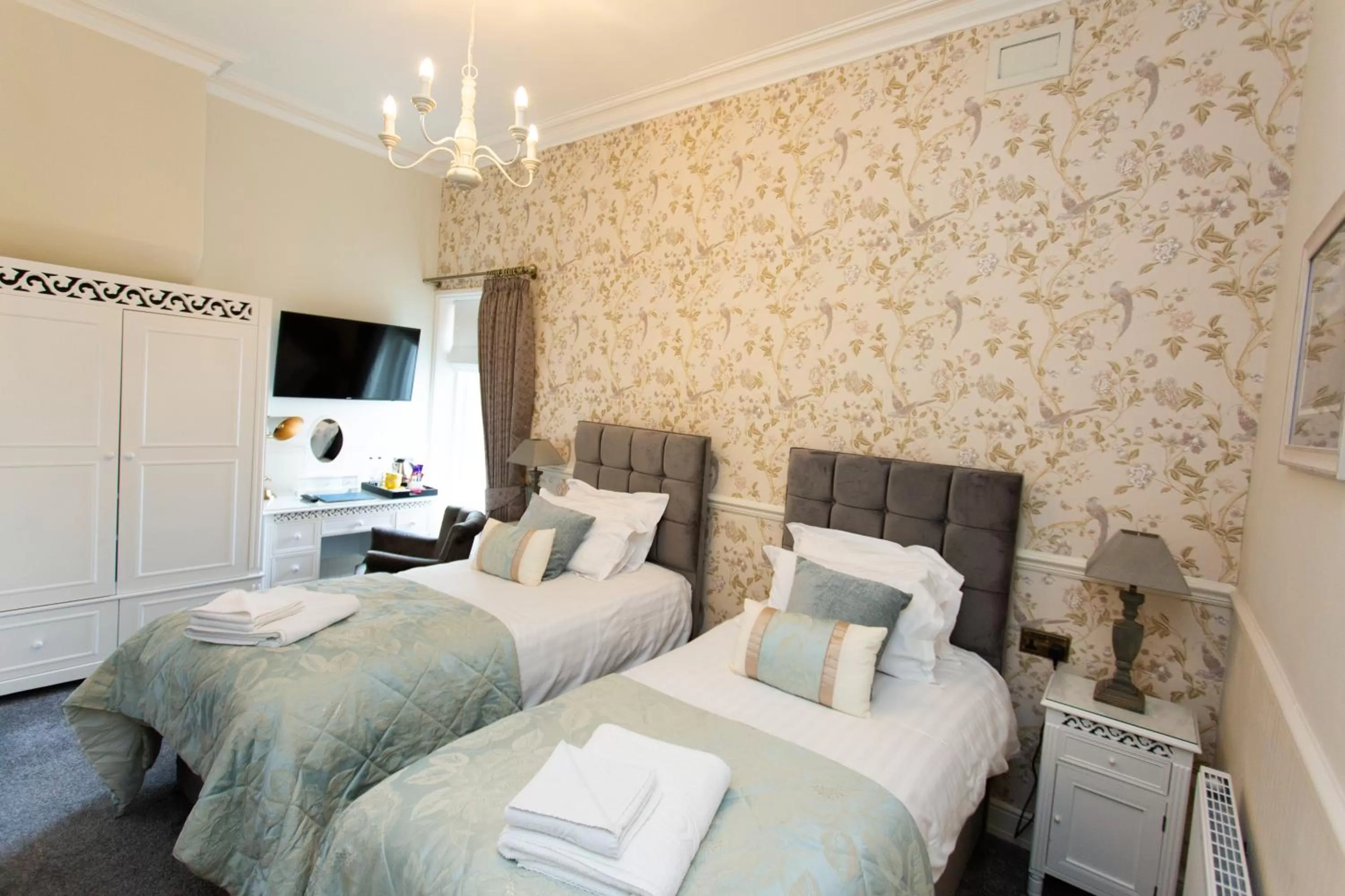 Standard Twin Room in The Queens Hotel