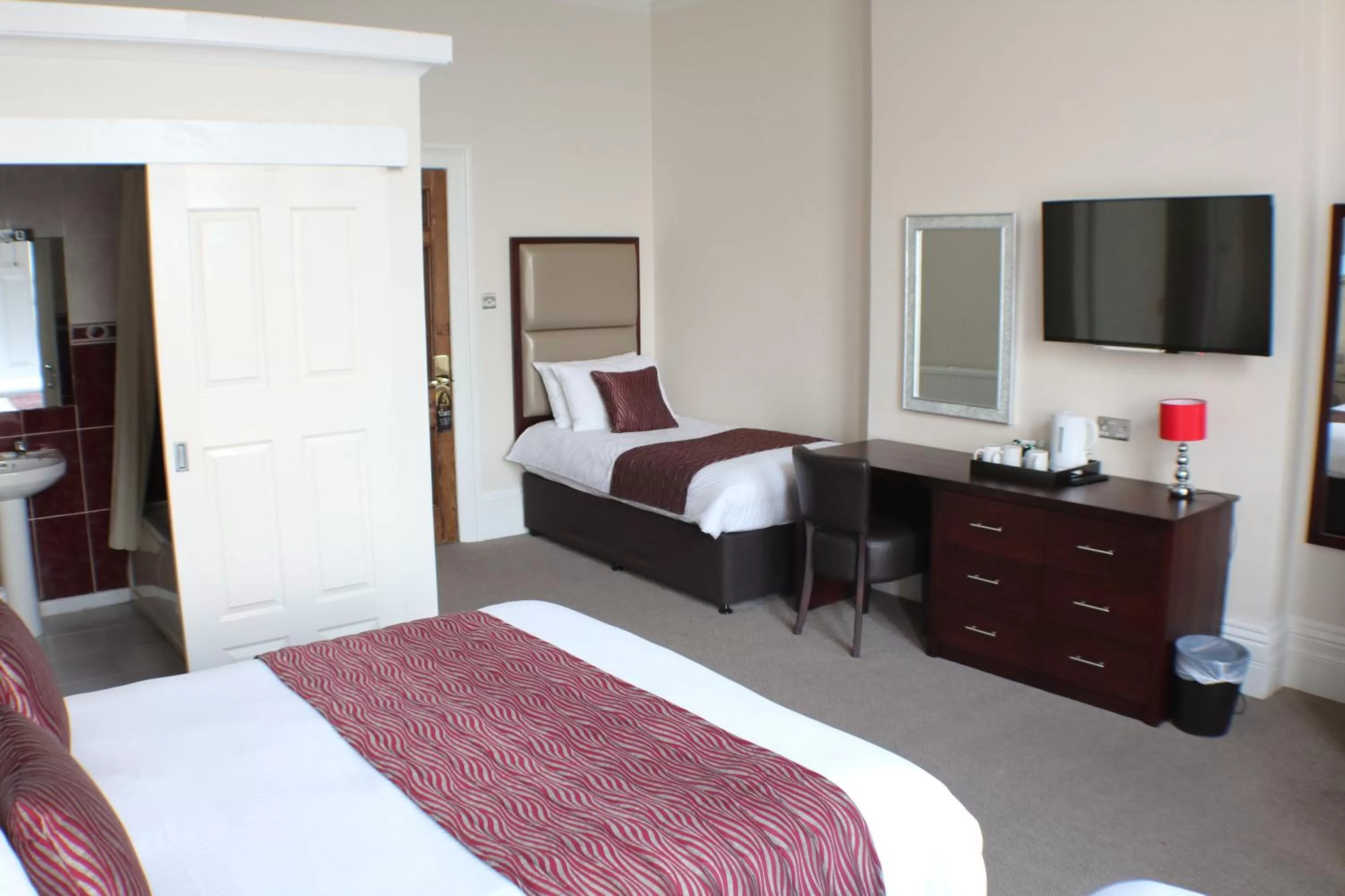 Family Room with Sea View (2 Adults + 2 Children) in Hotel Victoria