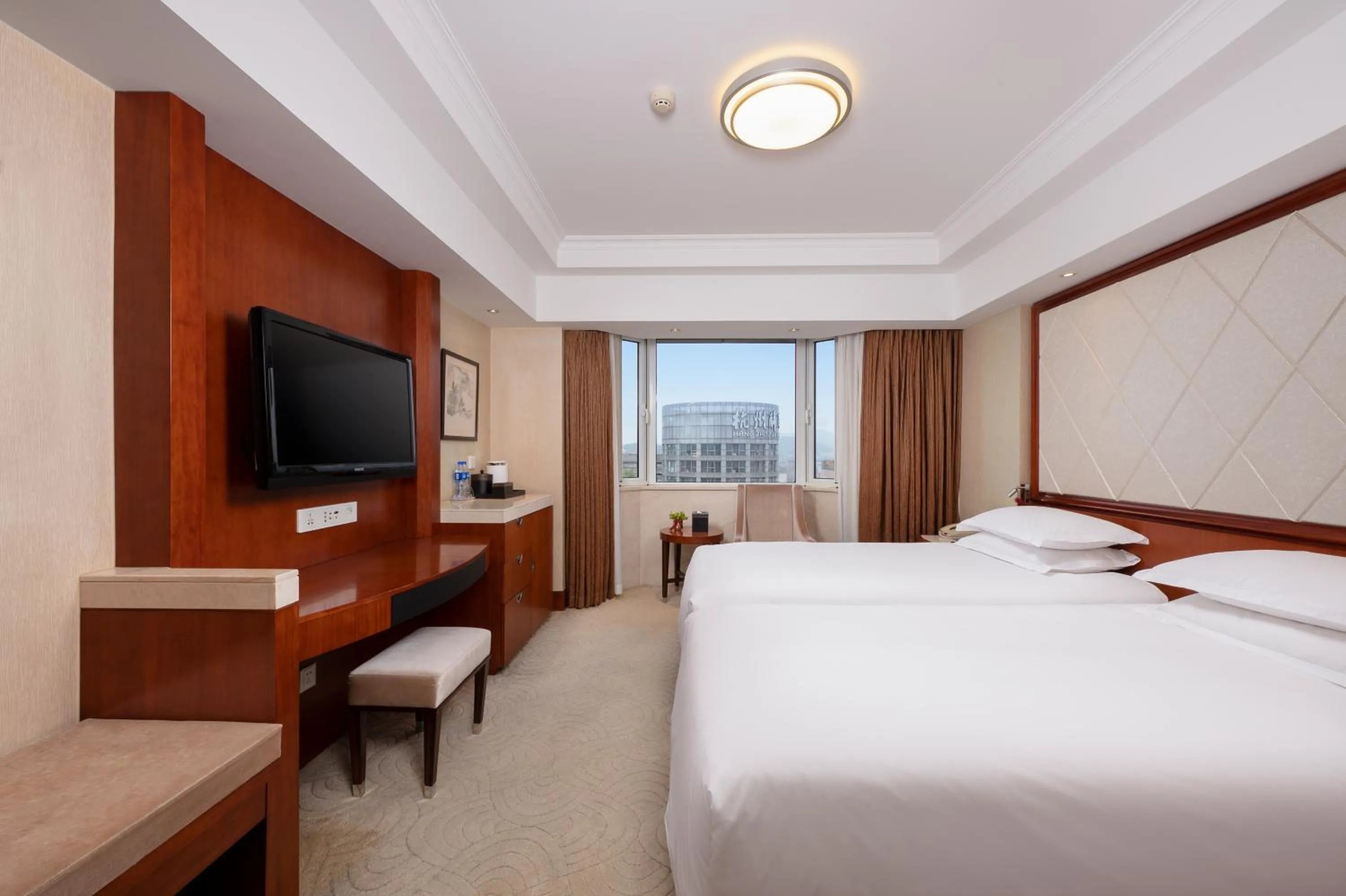 Deluxe Twin Room with Lake View in Hangzhou Xinqiao Hotel