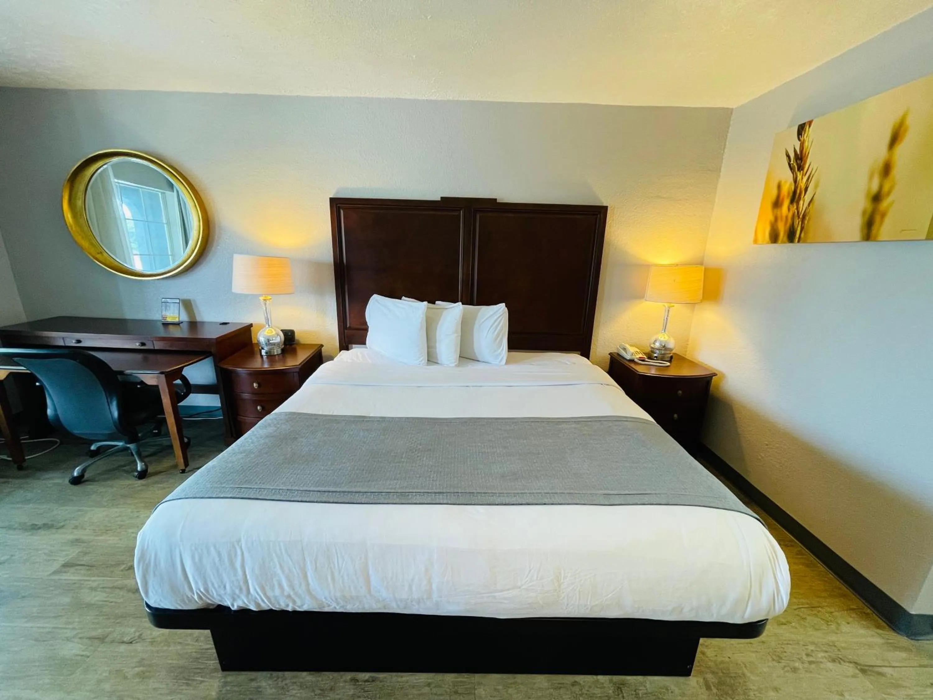 King Room - Mobility/Hearing Accessible - Non-Smoking in Days Inn by Wyndham Fort Walton Beach