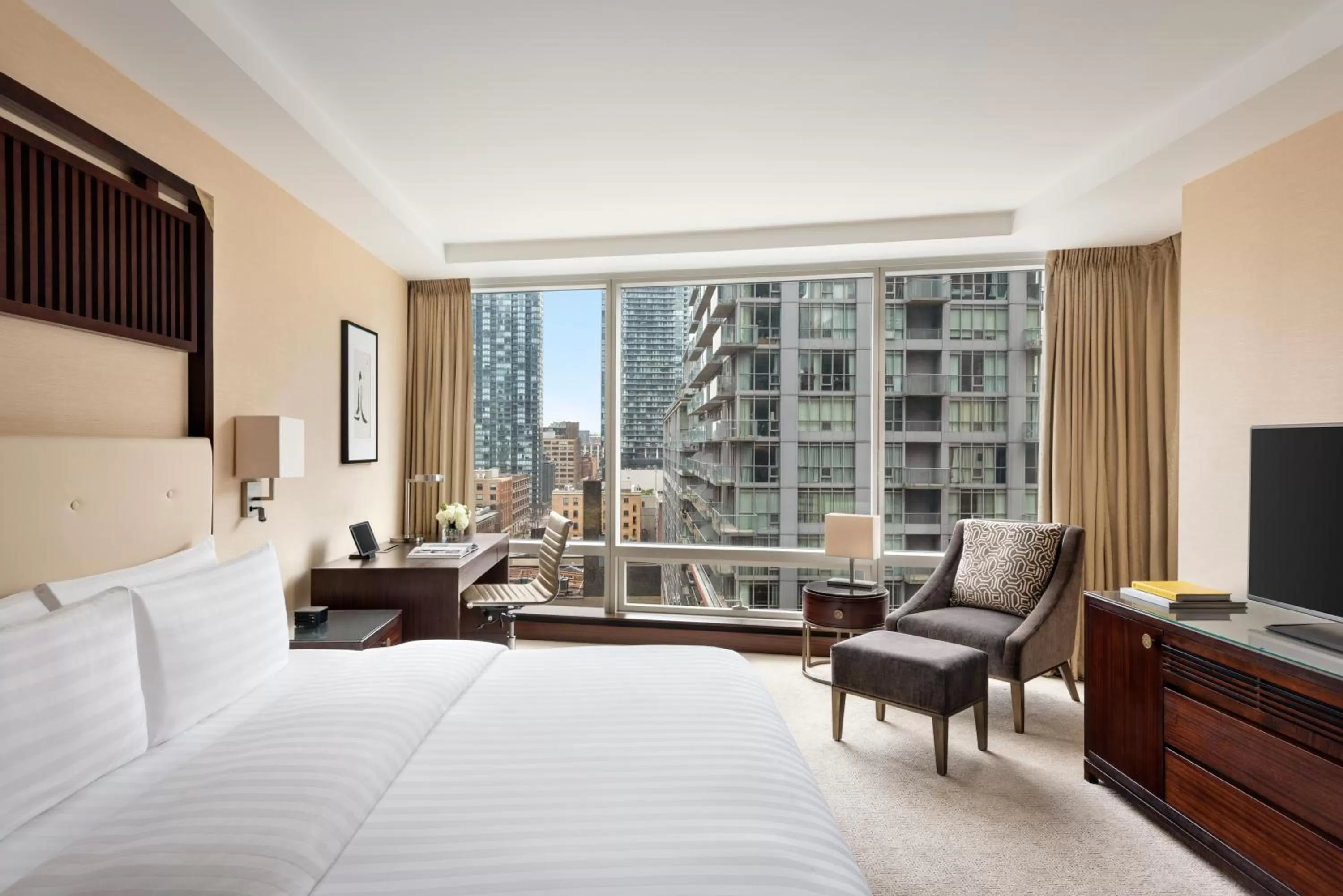Executive Terrace Room in Shangri-La Toronto
