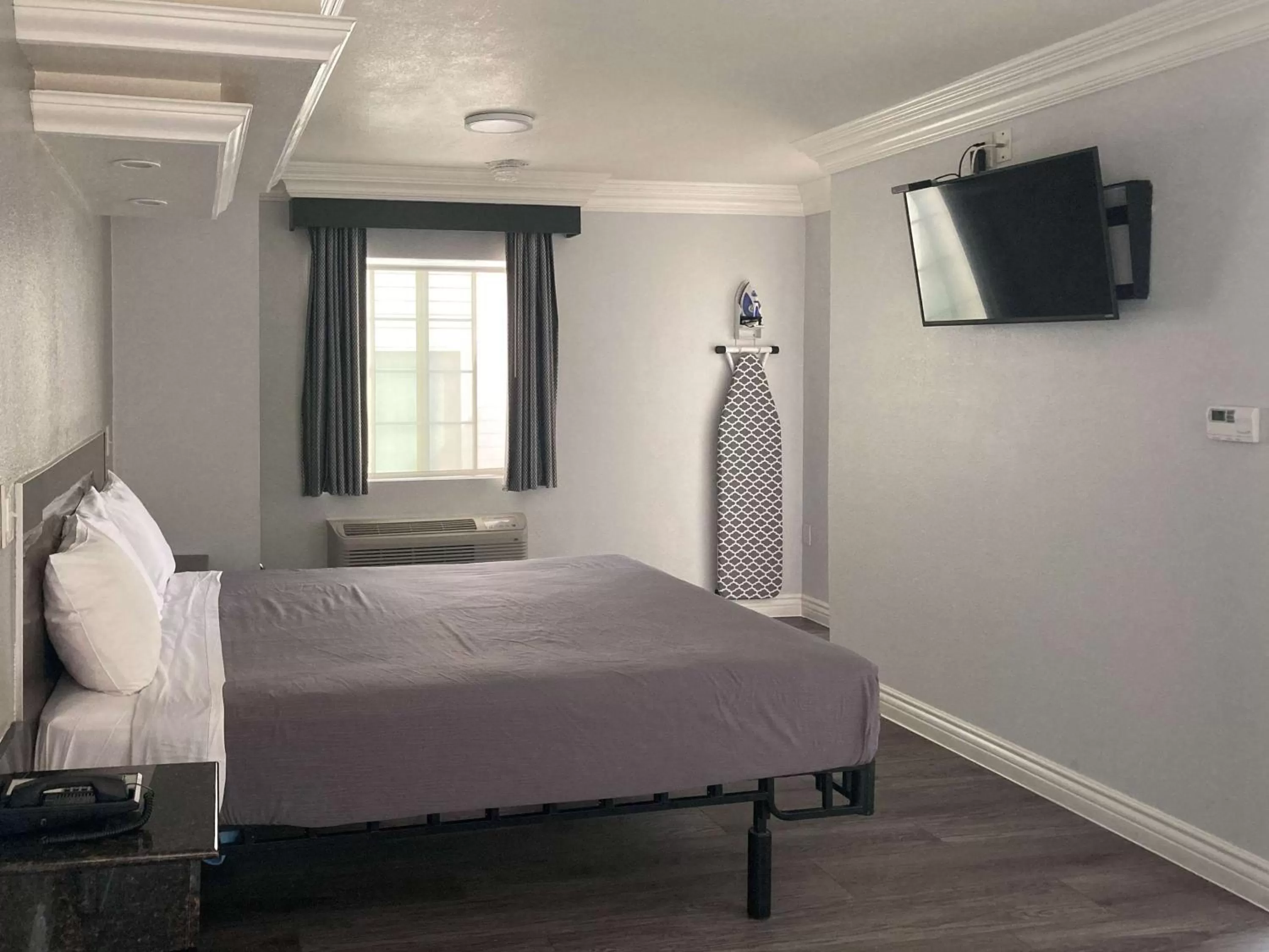 King Room - Smoking  in Motel 6 Glendale CA Pasadena Burbank Los Angeles