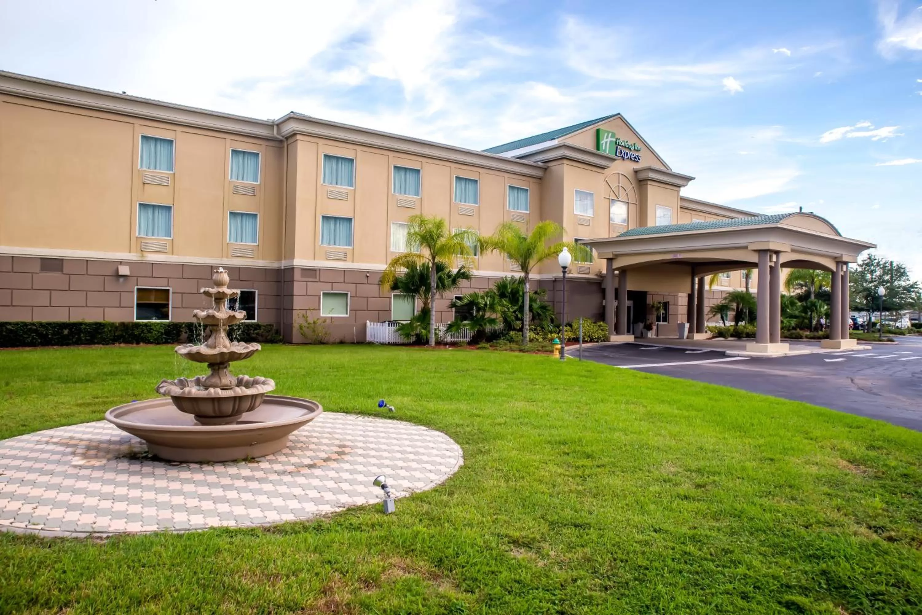 Holiday Inn Express & Suites Cocoa by IHG