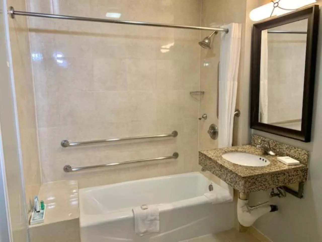 Standard Room, 1 Queen Bed, Accessible Tub, Non Smoking in Tilt Hotel Universal-Hollywood, an Ascend Collection Hotel