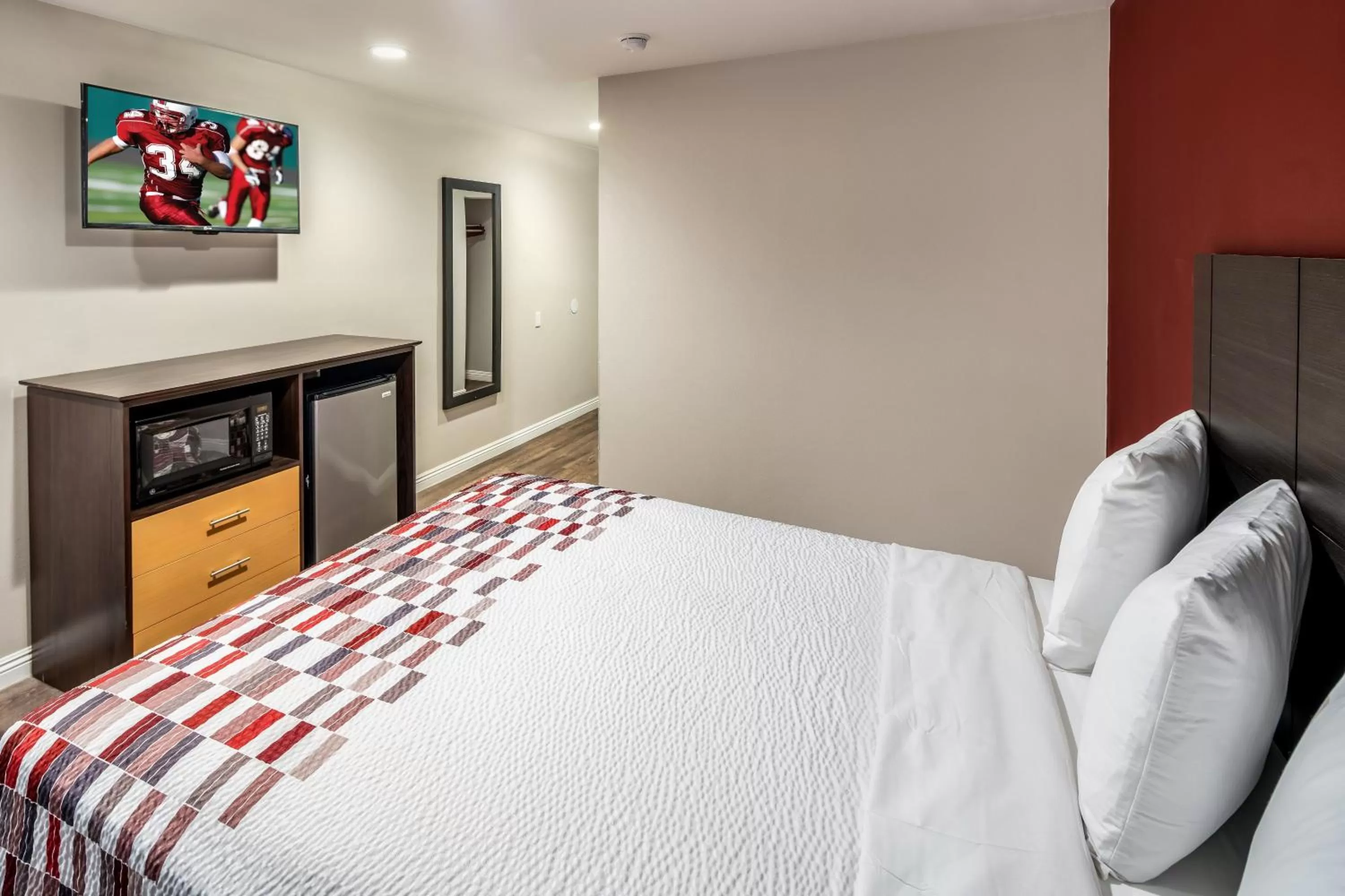 Deluxe Queen Room- Disability Accessible/Roll-In Shower Smoke Free  in Red Roof Inn St George, UT - Convention Center