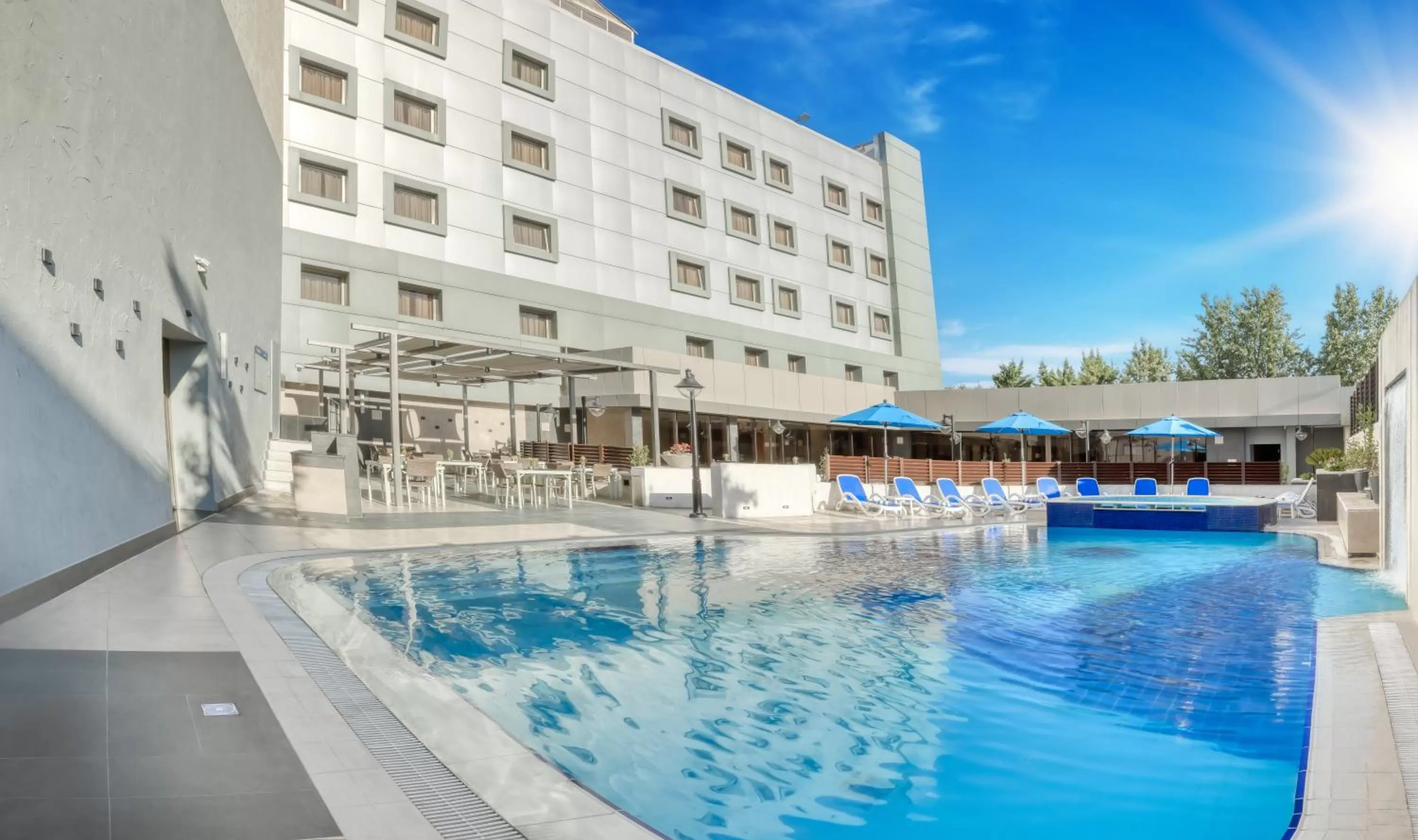 Swimming pool in Geneva Hotel