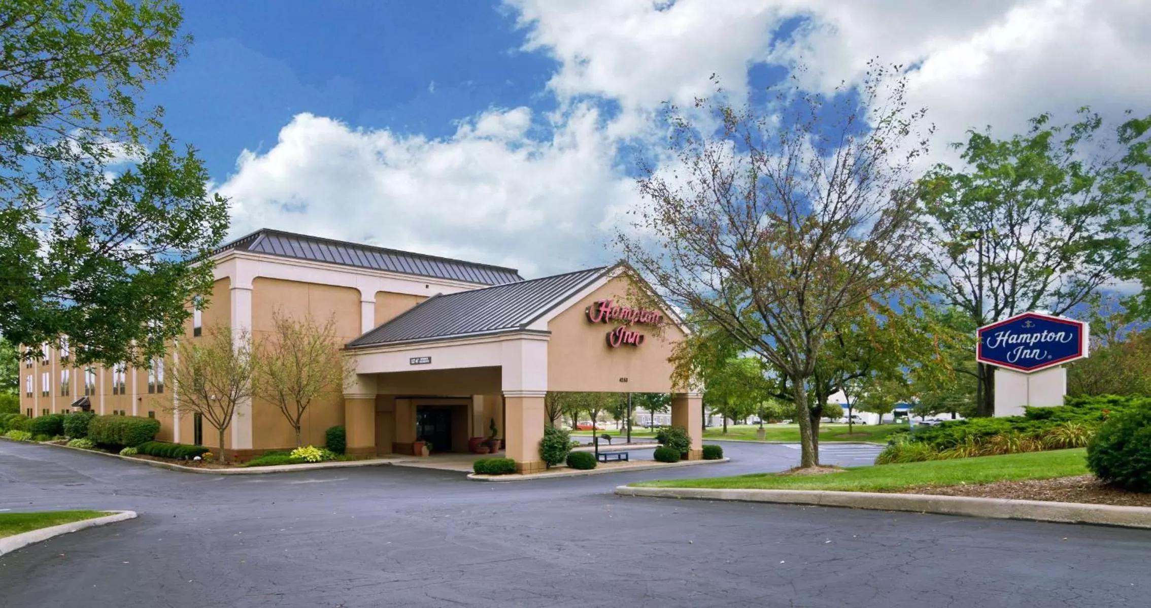 Property building in Hampton Inn Wooster
