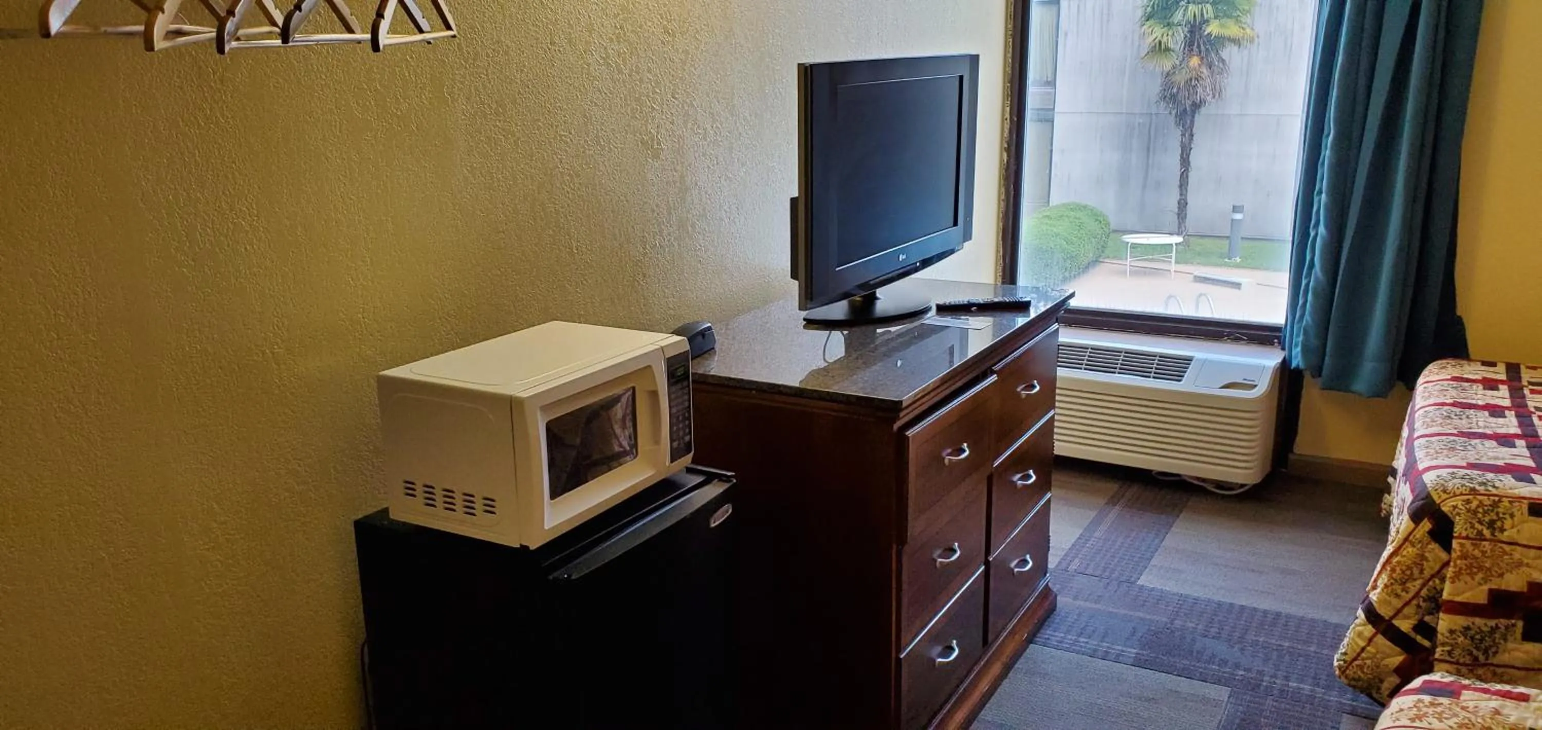 Double Room with Two Double Beds in Red Carpet Inn-Macon