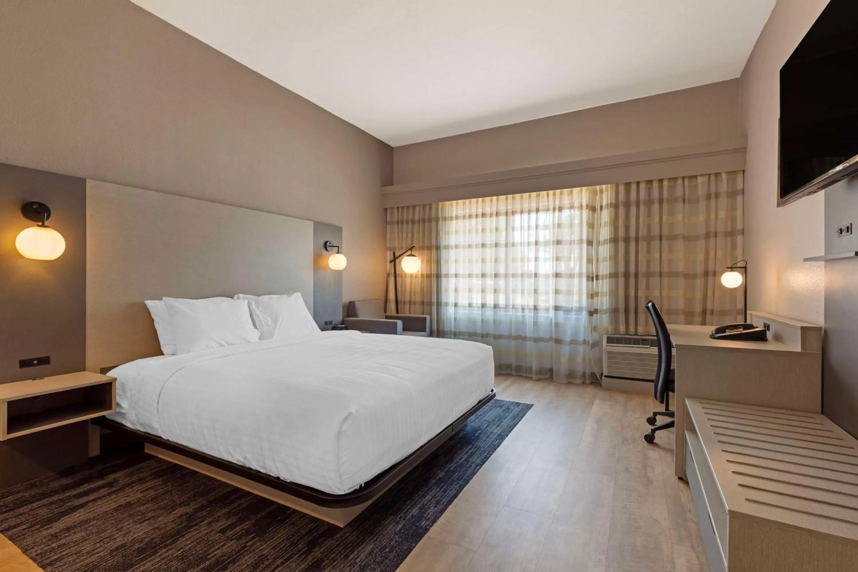 King Room with Roll-In Shower - Disability Access/Non-Smoking in Best Western Plus Fort Worth North