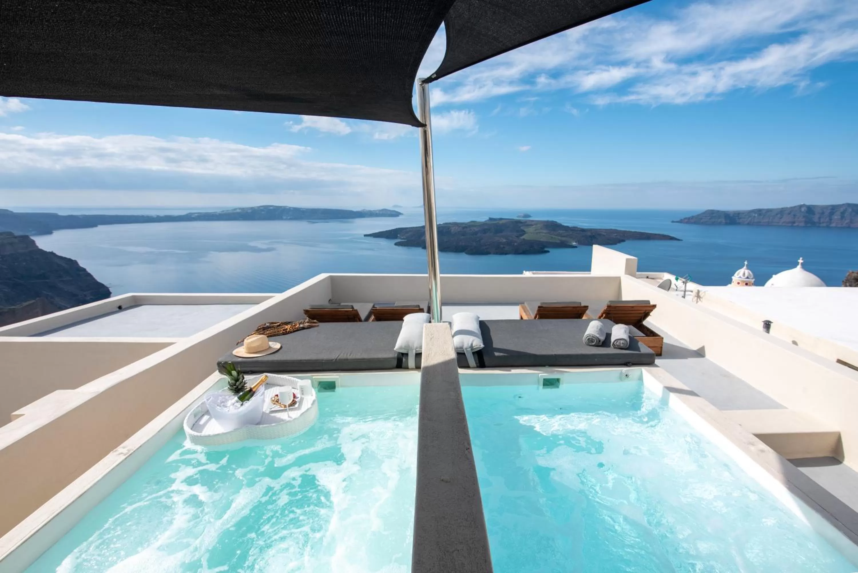 DELUXE CLIFF SUITE WITH CALDERA VIEW AND OUTDOOR JACUZZI  in Caldera Cliff Illusion