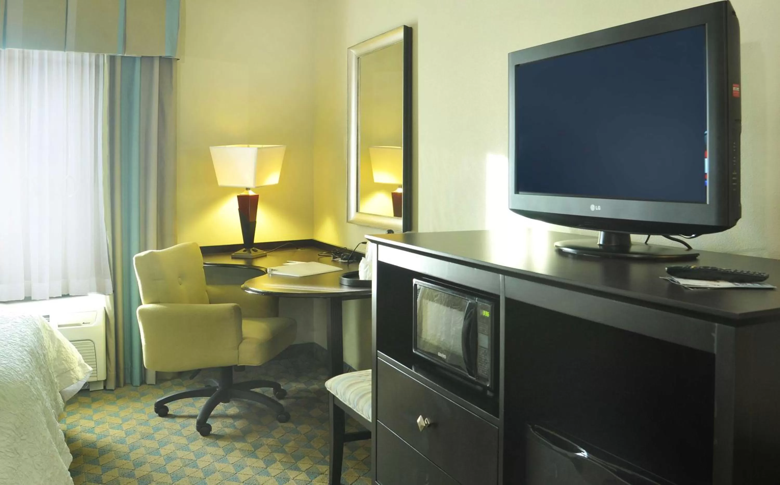 Queen Room with Two Queen Beds - Hearing Access/Non-Smoking in Hampton Inn Gadsden/Attalla Interstate 59