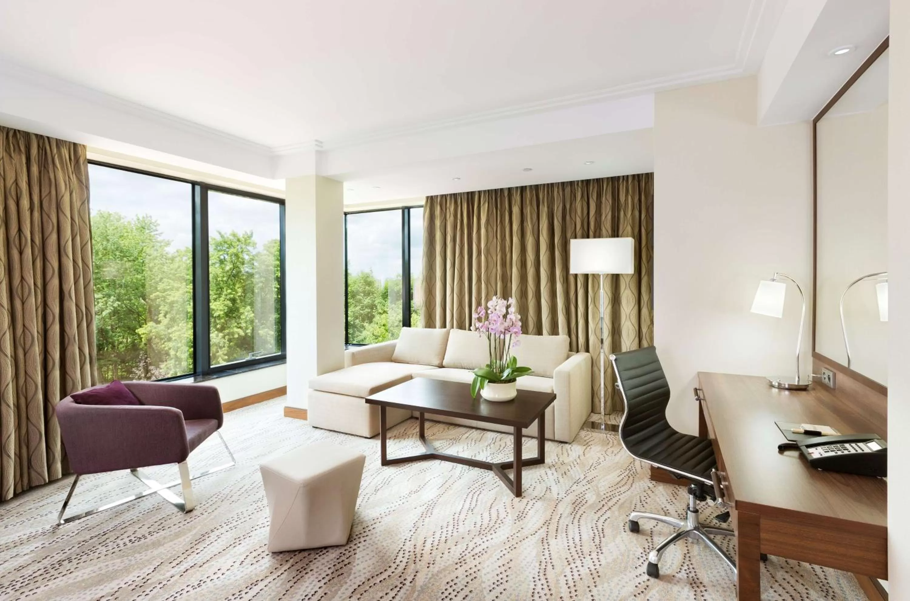 King Suite in DoubleTree by Hilton Hotel & Conference Centre Warsaw