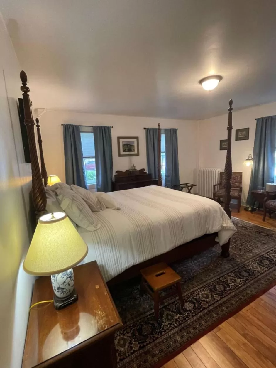 Standard Queen Room in Arlington Inn & Spa