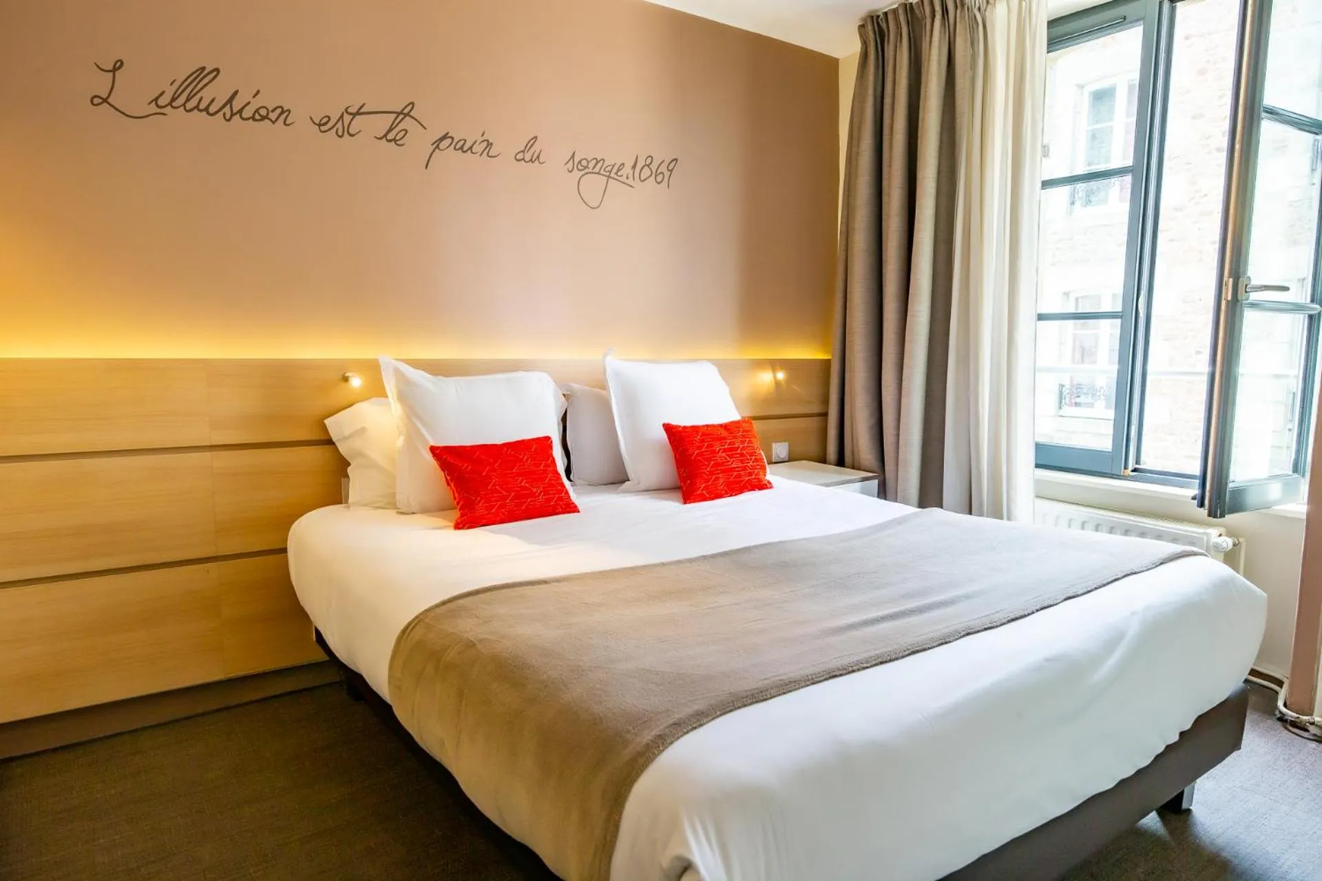 Quadruple Room in Hôtel du Château Dinan - Originals Boutique