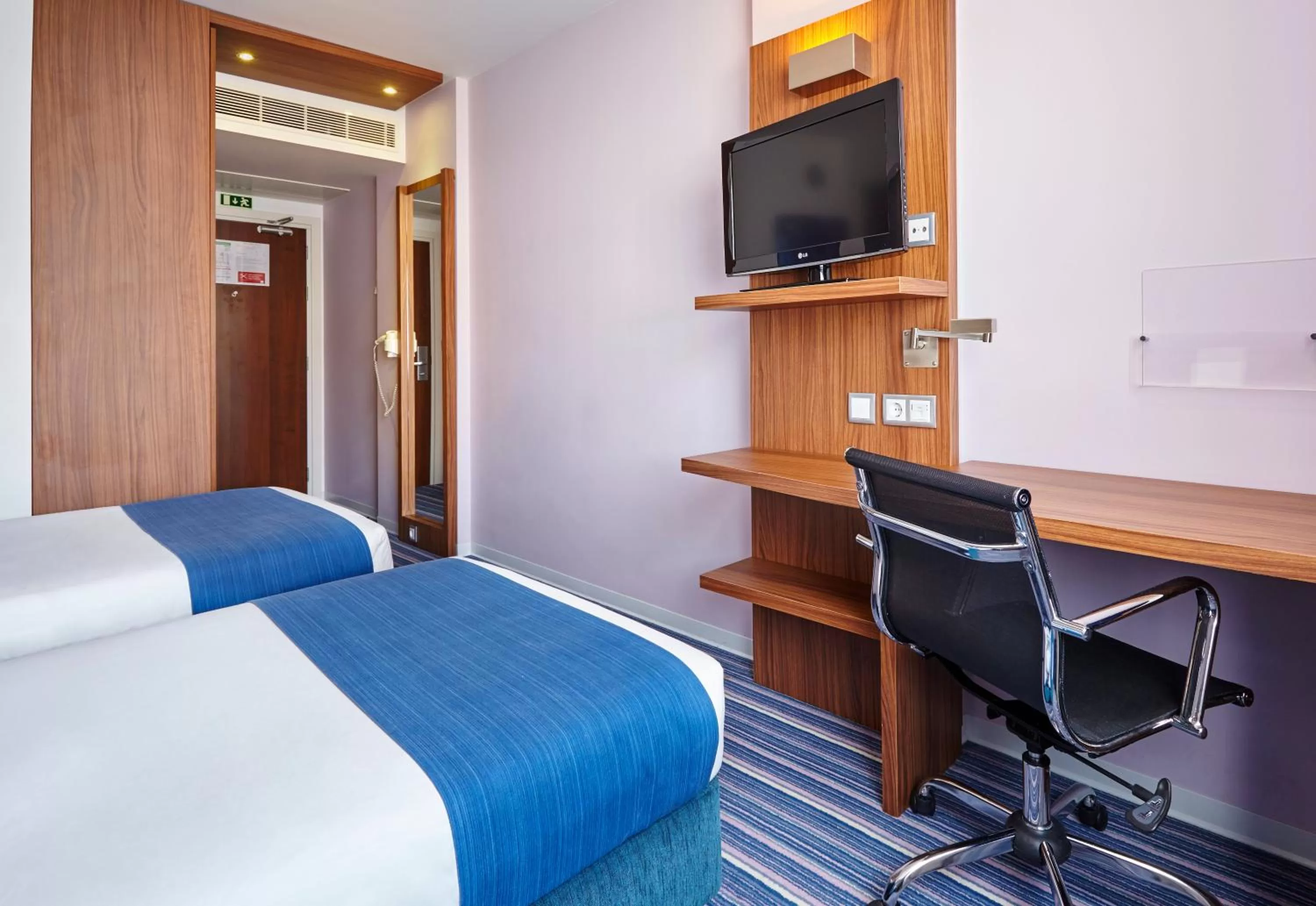 Standard Twin Room with Free Breakfast in Holiday Inn Express Lisbon Alfragide by IHG