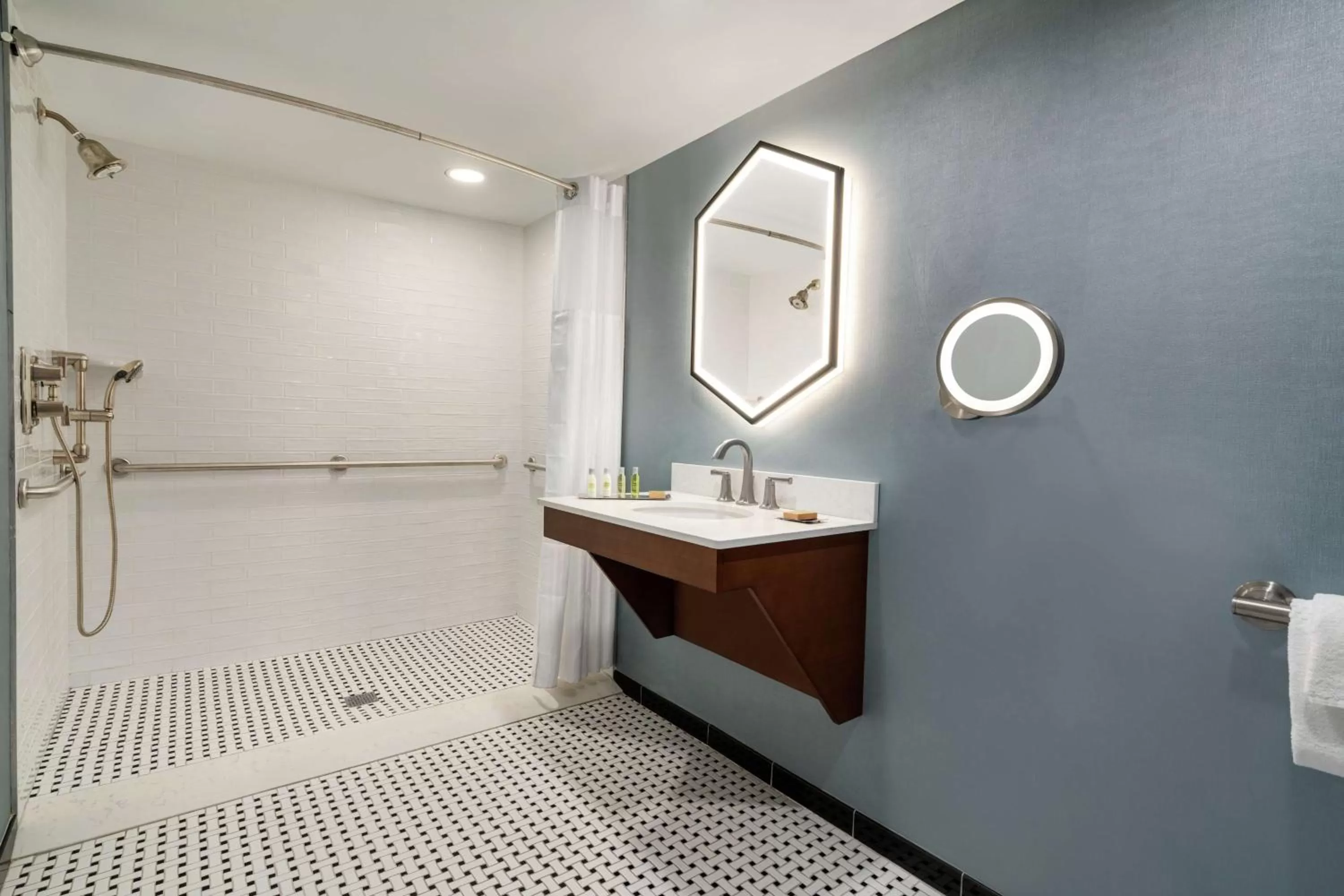 Queen Room with Two Queen Beds, Balcony and Partial Ocean View - Mobility/Hearing Accessible  in DoubleTree by Hilton Ocean City Oceanfront