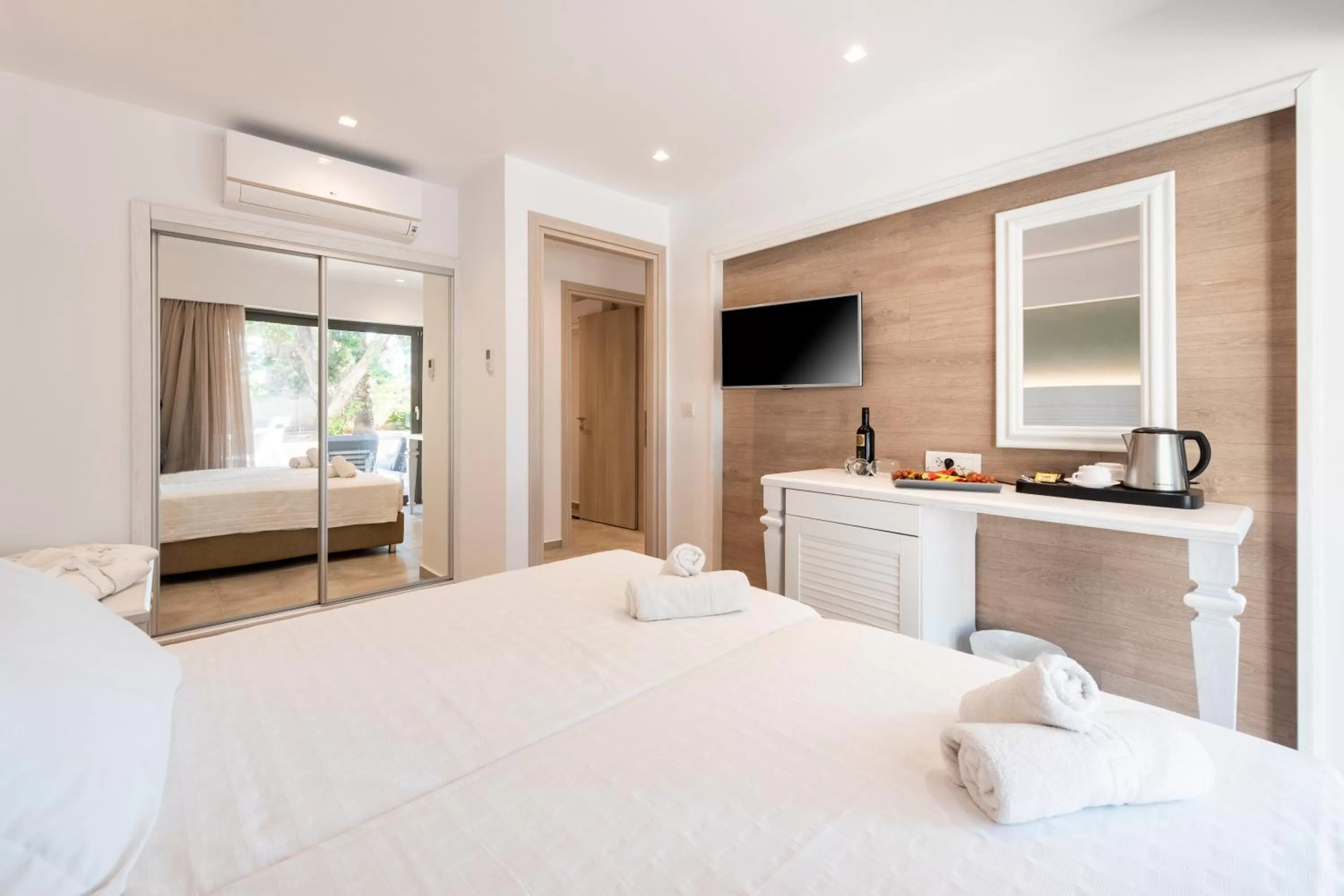 Deluxe Suite with Veranda in Apollon Hotel