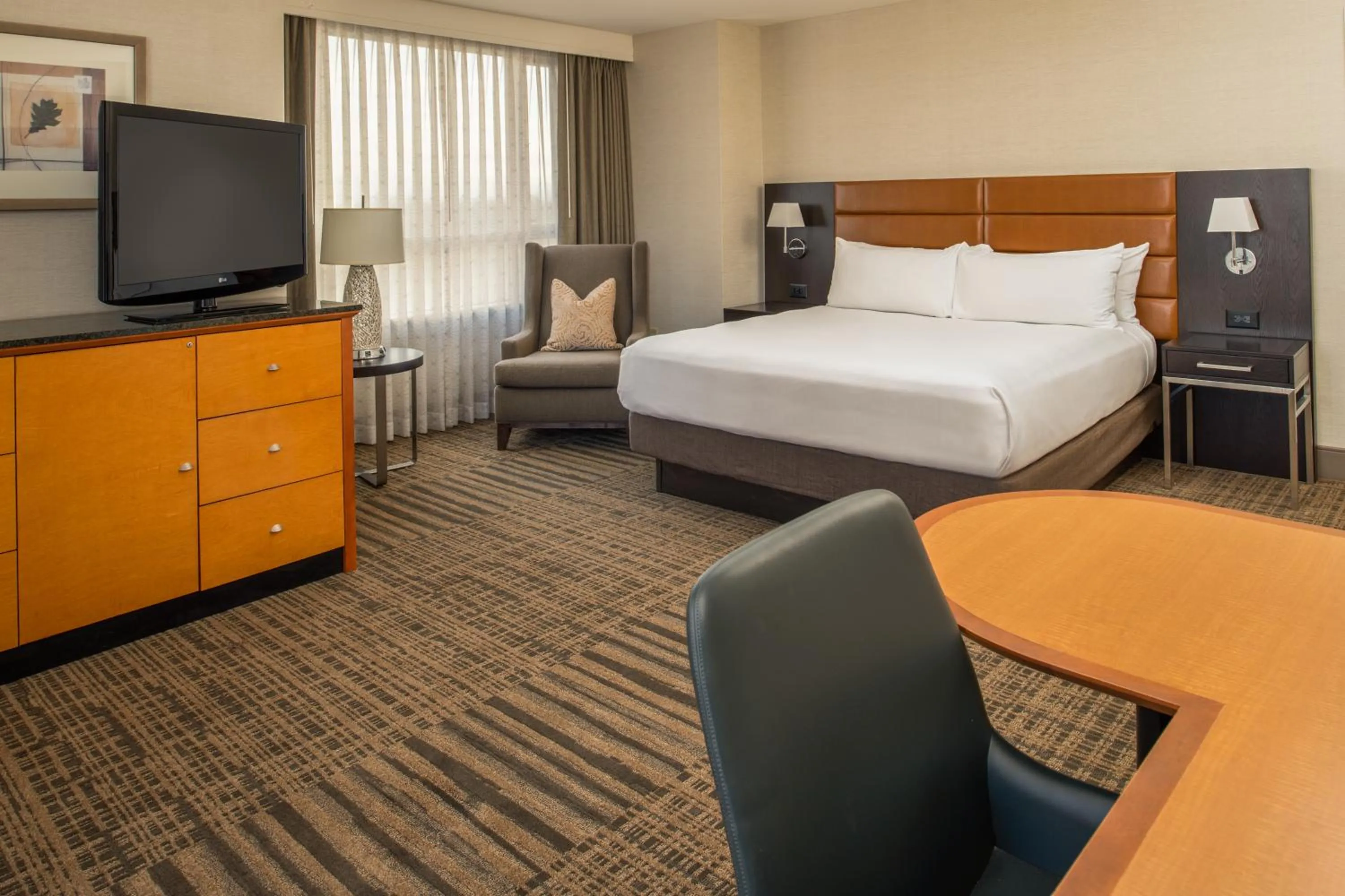 Corner Junior King Suite in Hilton Vancouver Washington