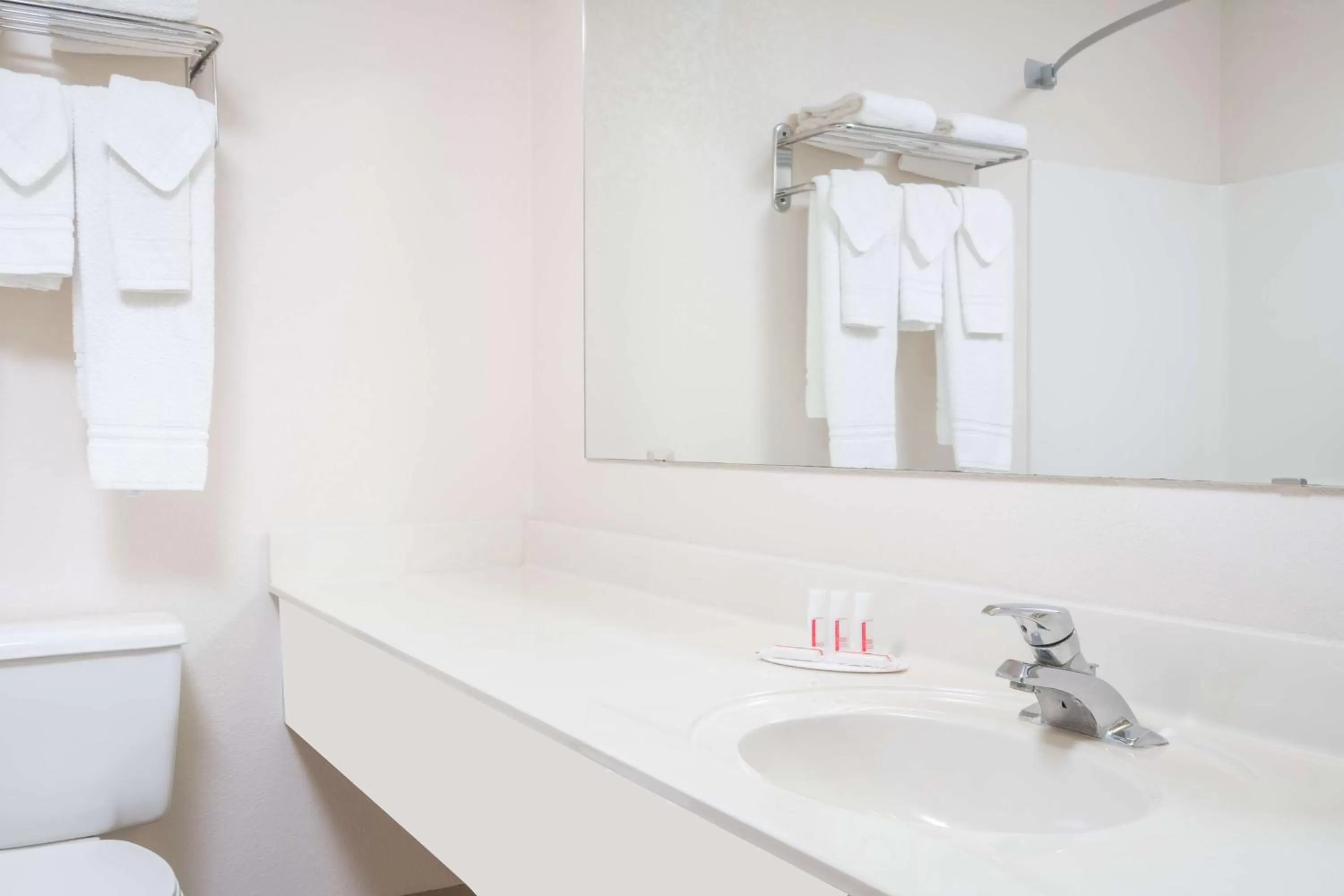 Queen Suite with Two Queen Beds - Non-Smoking in Super 8 by Wyndham Sheldon