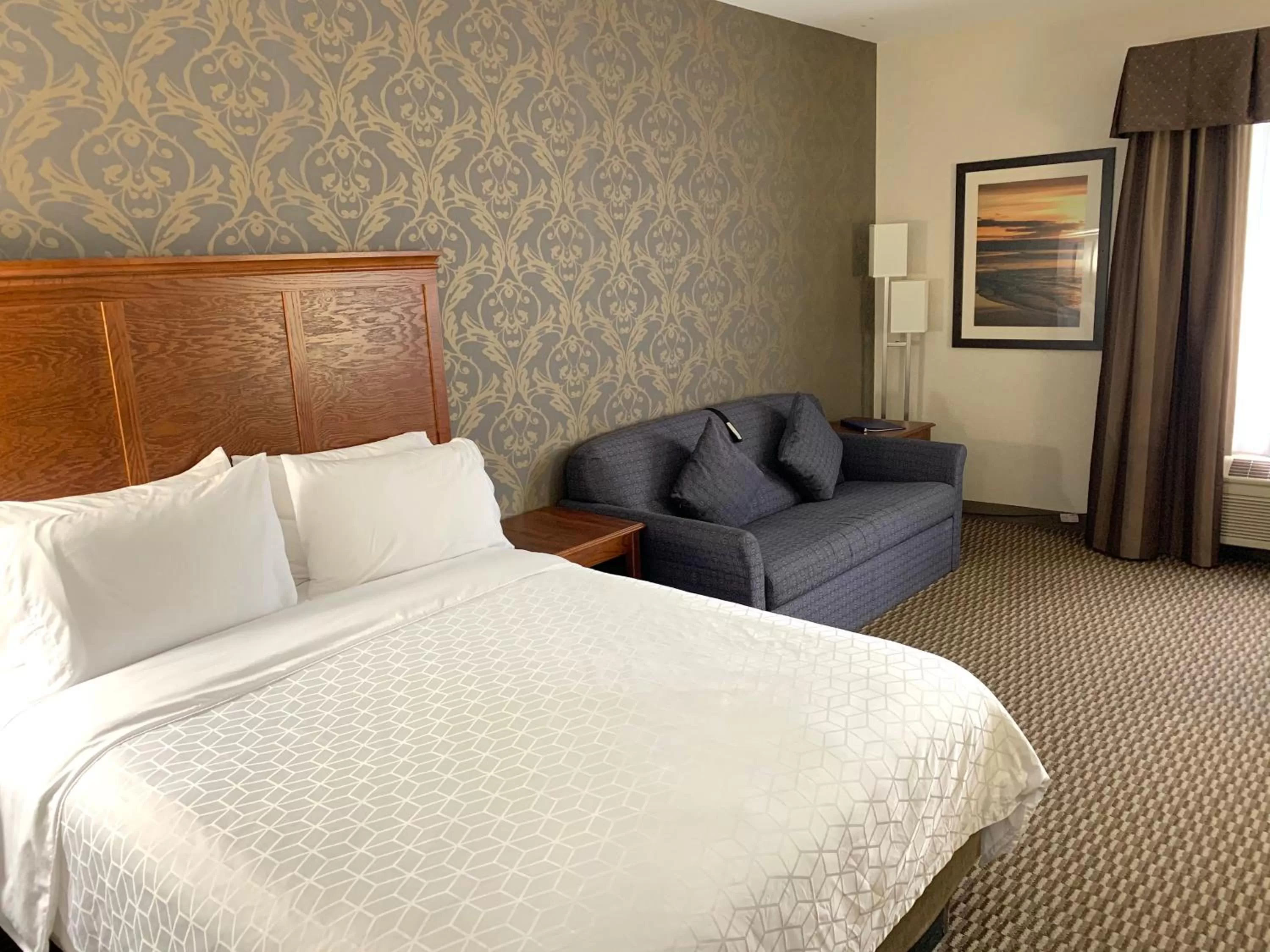 Queen Room with Two Queen Beds and Sofa Bed in Holiday Inn Express Holland by IHG