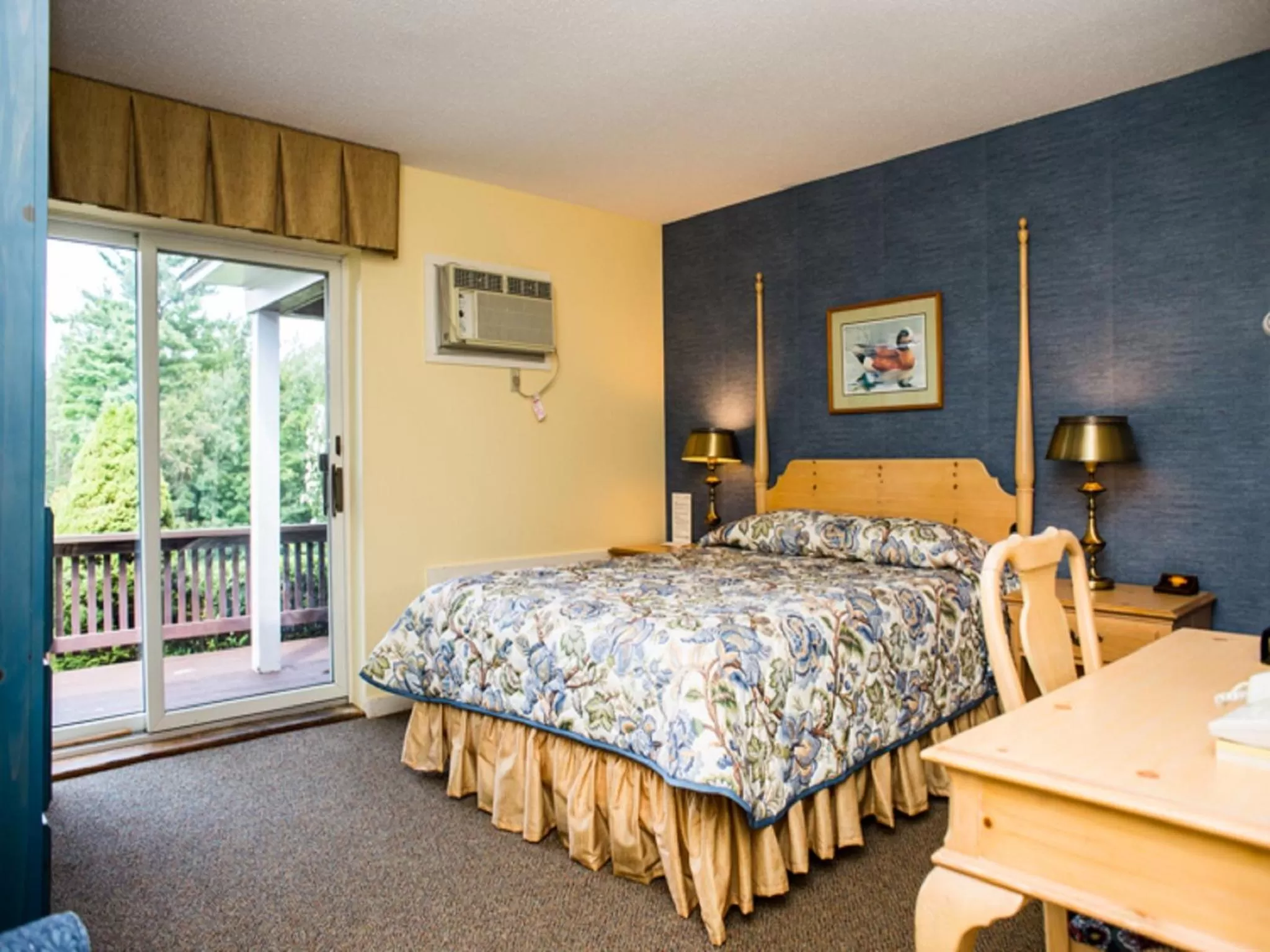 Standard Queen Room in Manchester View