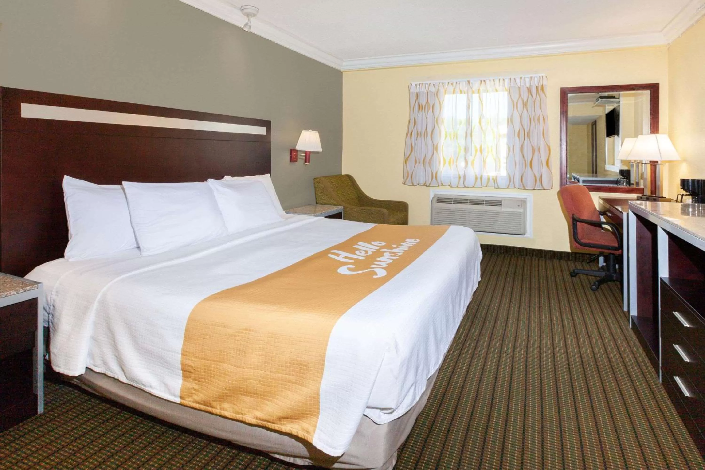 1 King Bed, Mobility Accessible Room, Bathtub w/ Grab Bars, Smoking in Days Inn by Wyndham Nanuet / Spring Valley