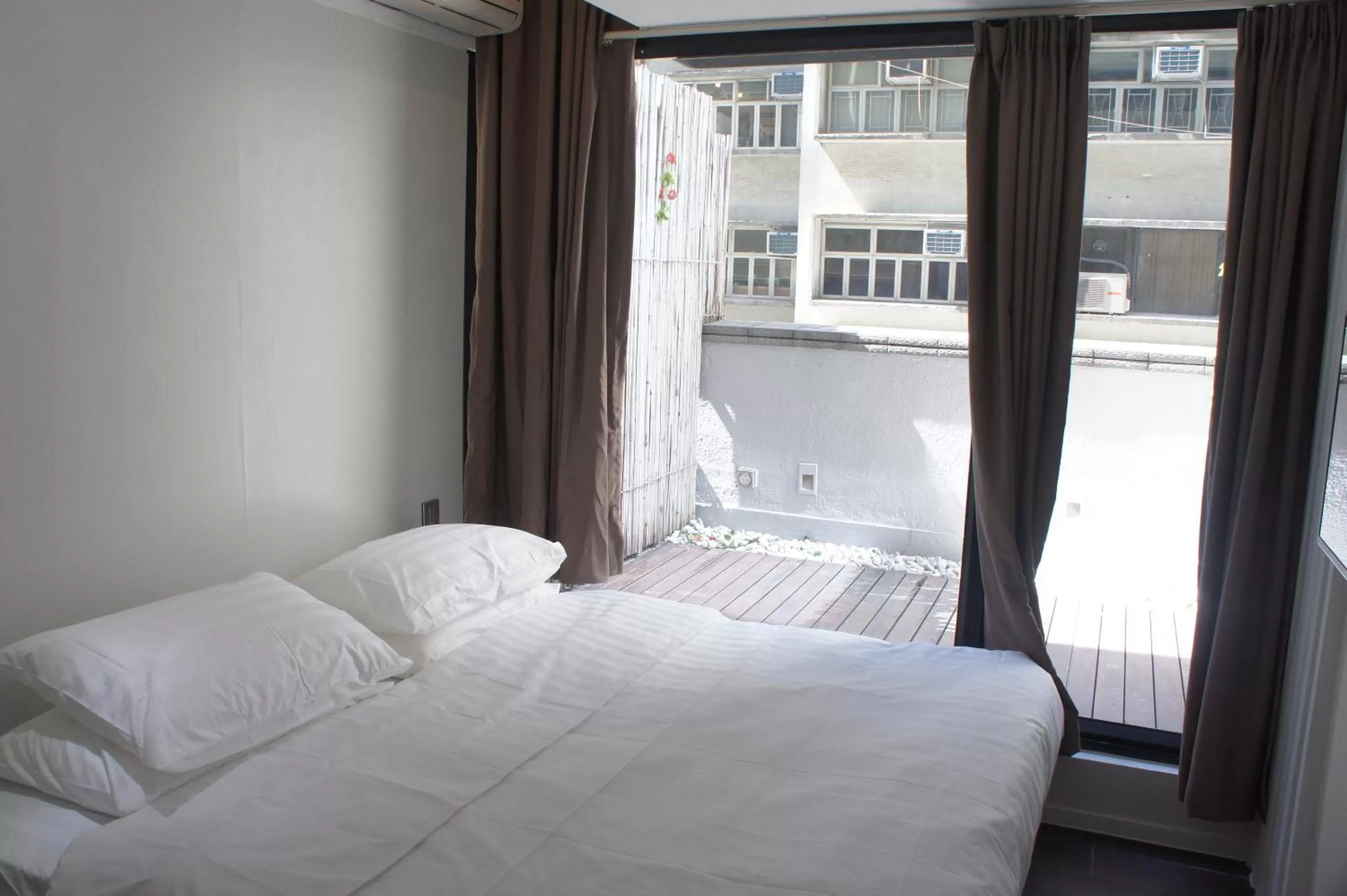 Queen Room with Balcony in Homy Central